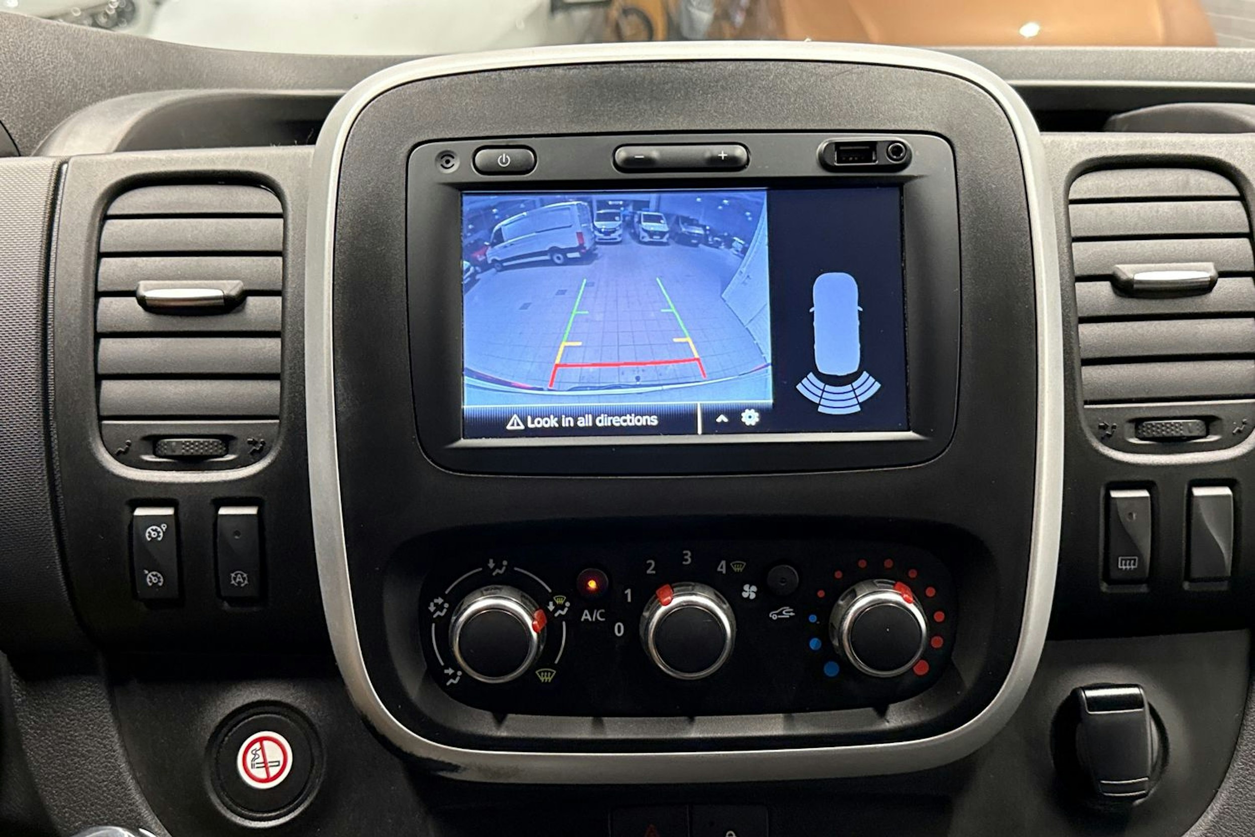 valkoinen Renault Trafic 2020 kuva 19.