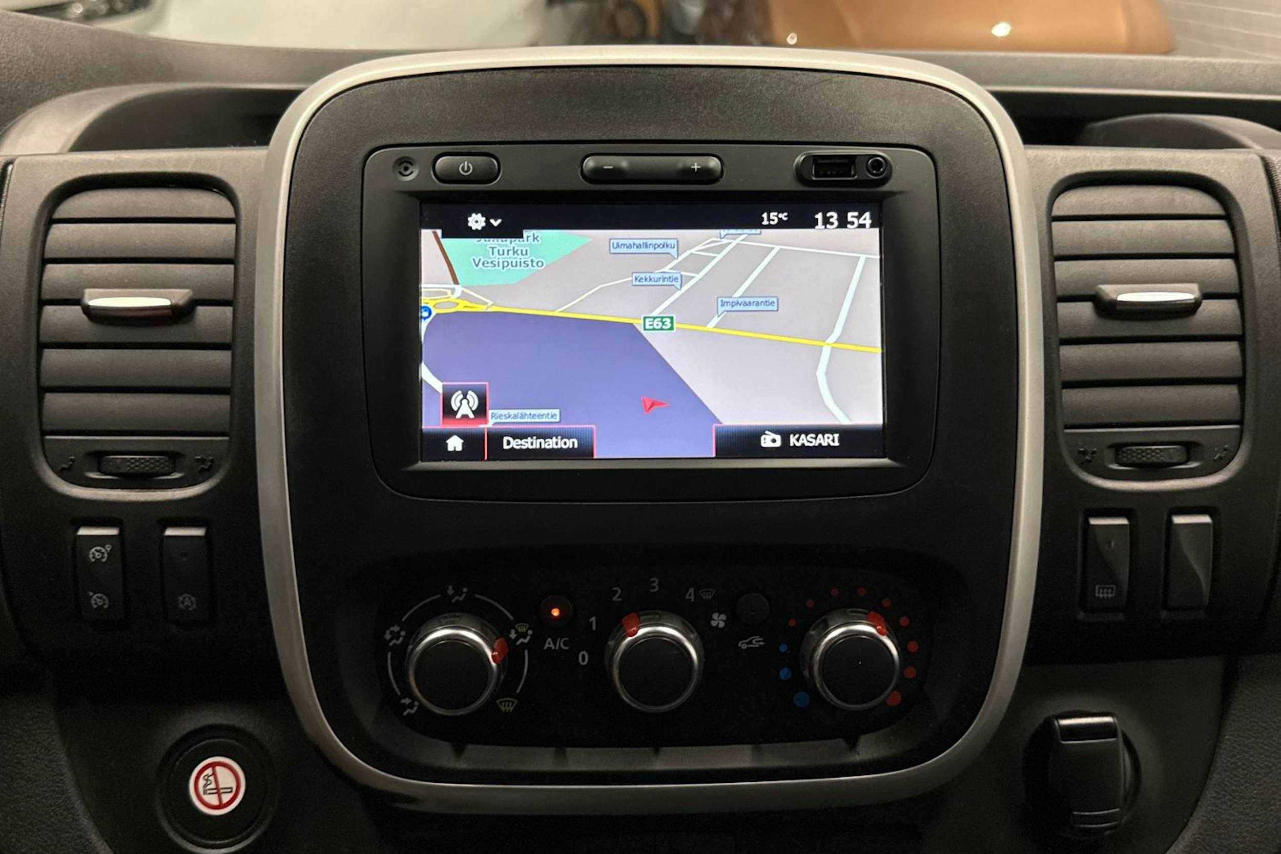 valkoinen Renault Trafic 2020 kuva 20.