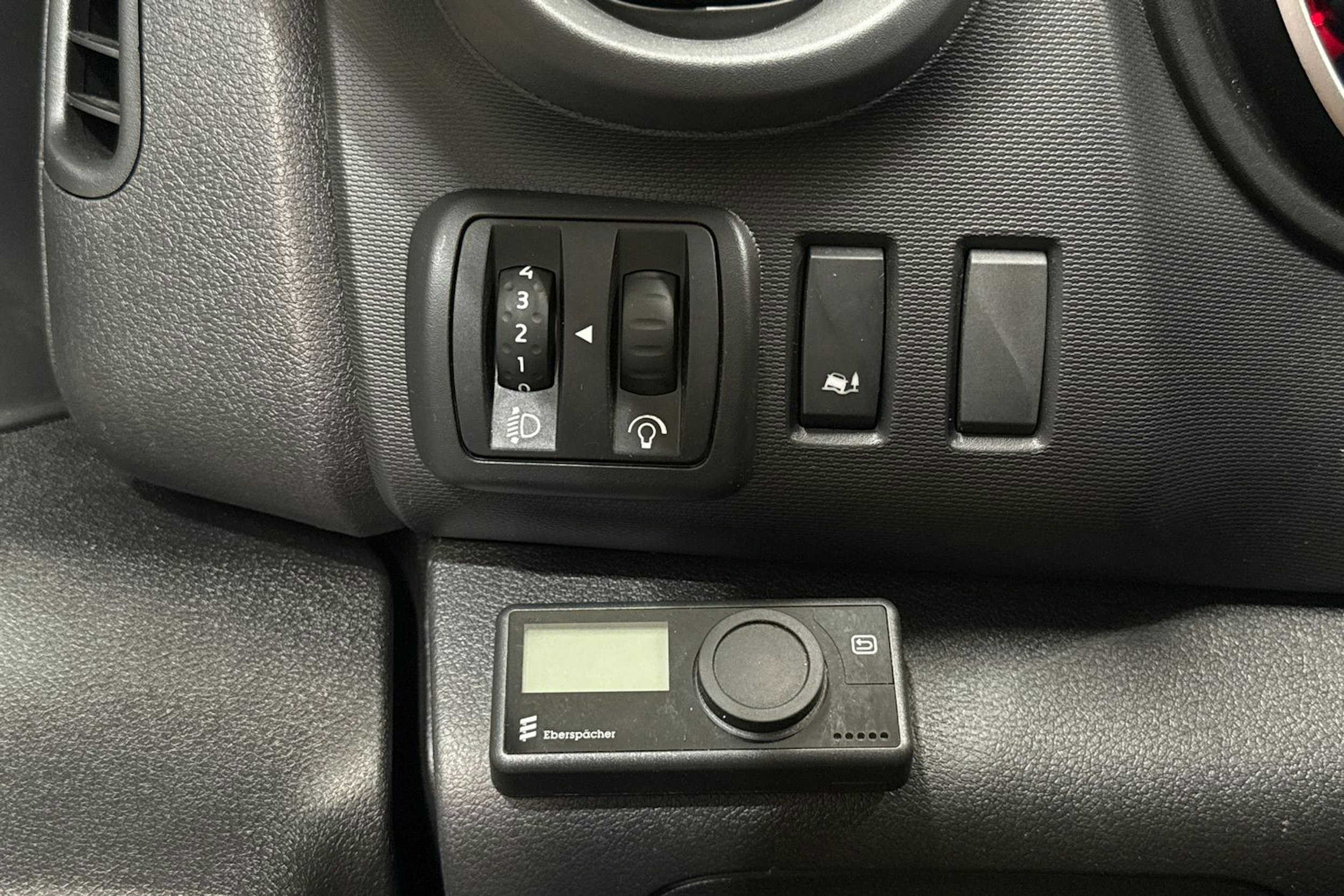 valkoinen Renault Trafic 2020 kuva 22.