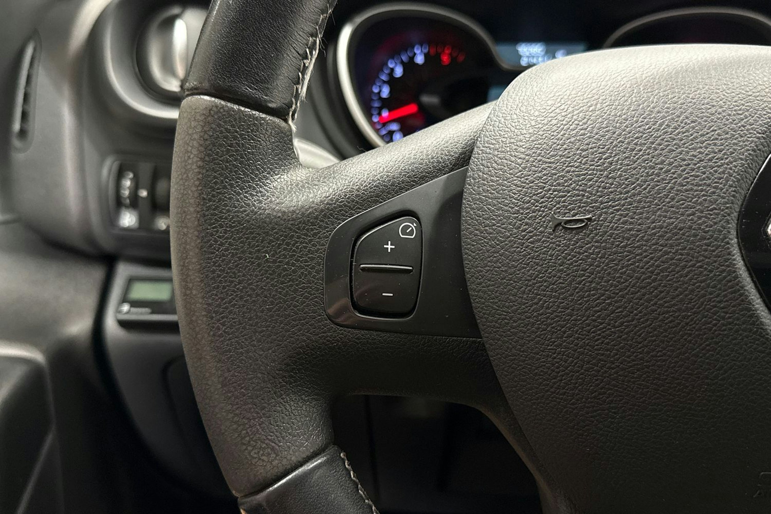 valkoinen Renault Trafic 2020 kuva 23.