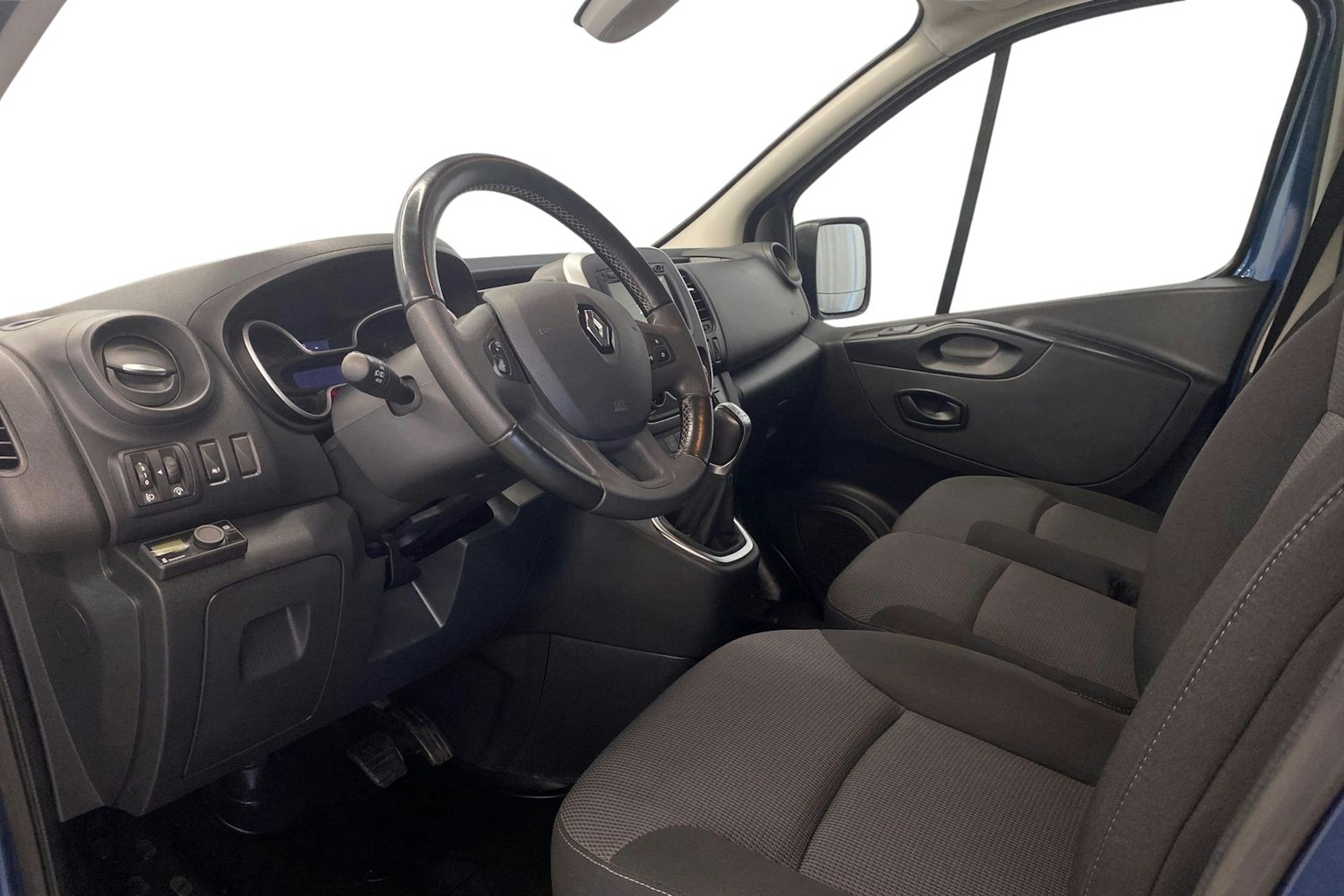 sininen Renault Trafic 2021 kuva 7.