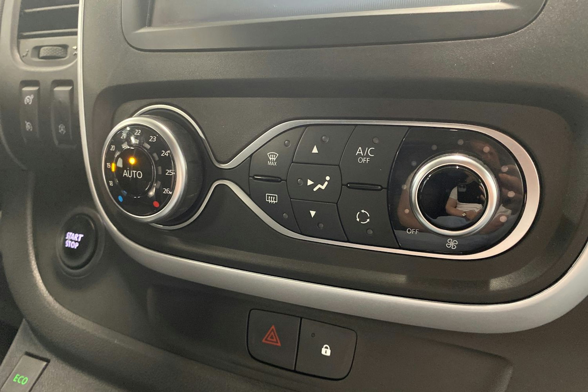 sininen Renault Trafic 2021 kuva 20.