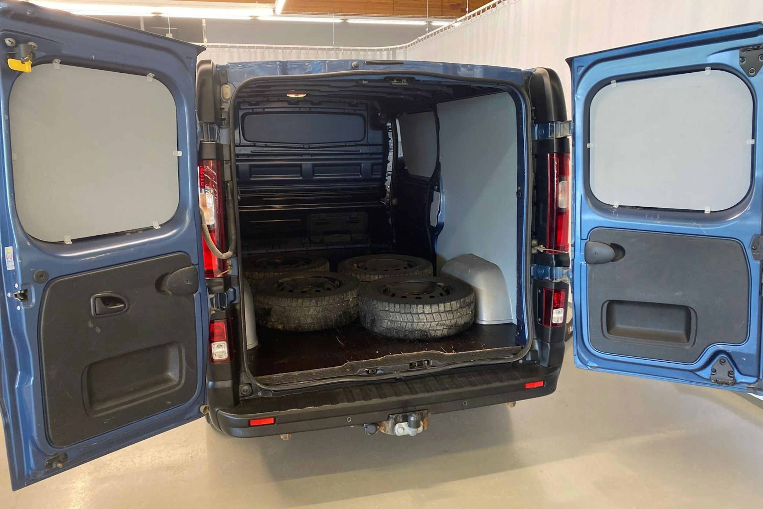 sininen Renault Trafic 2021 kuva 23.