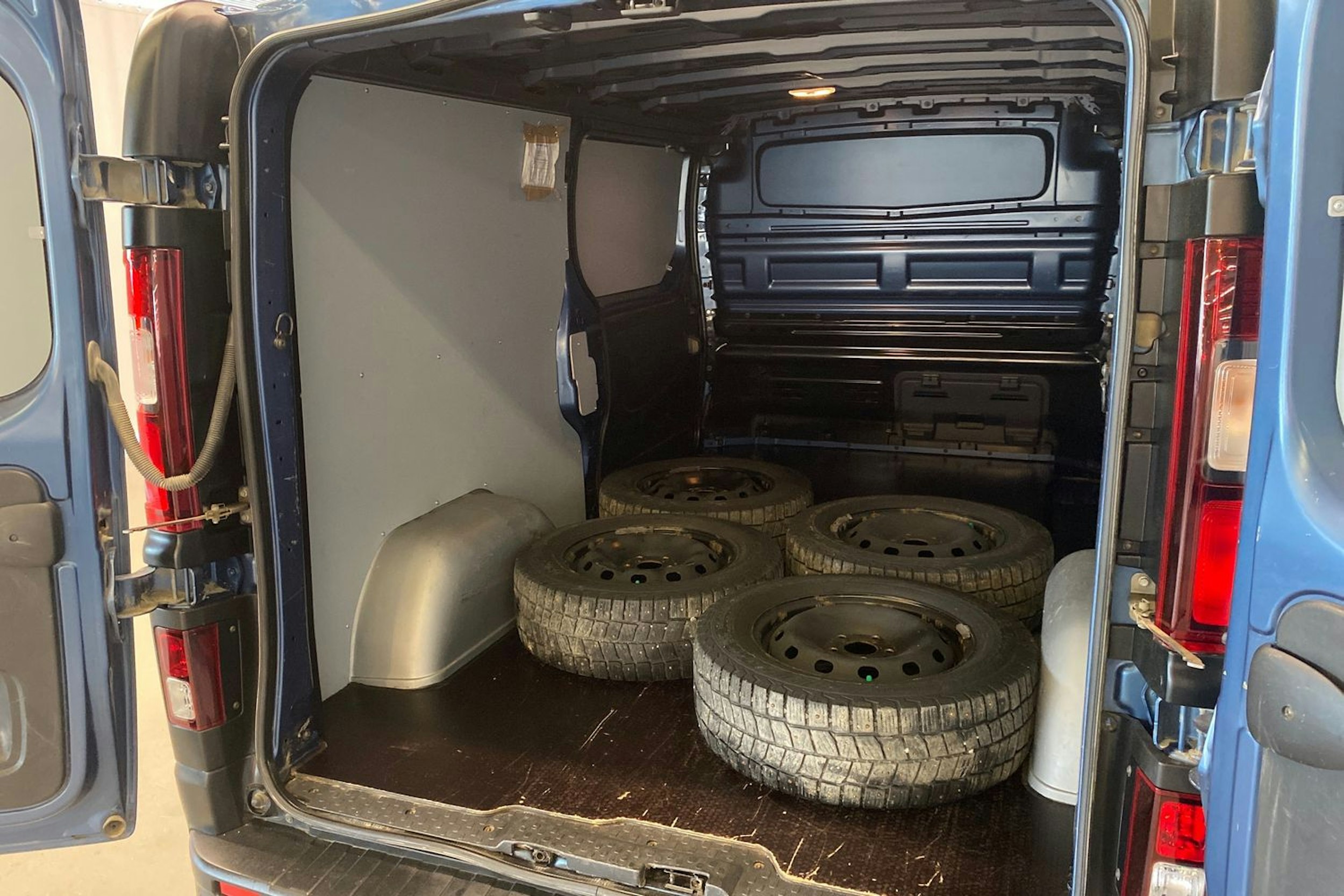 sininen Renault Trafic 2021 kuva 24.