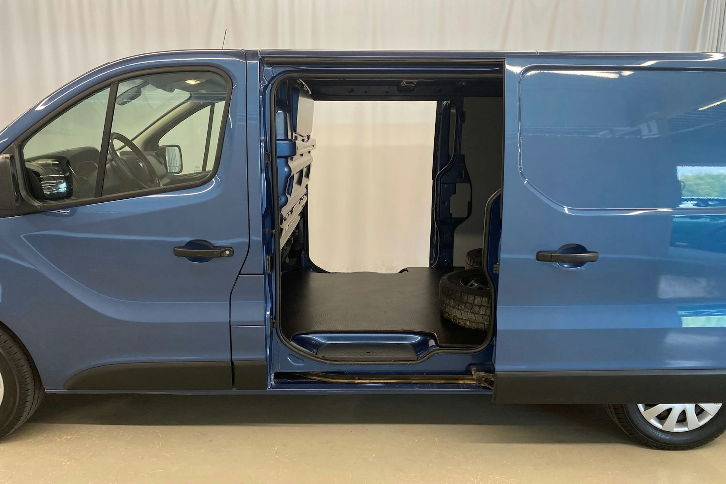 sininen Renault Trafic 2021 kuva 25.