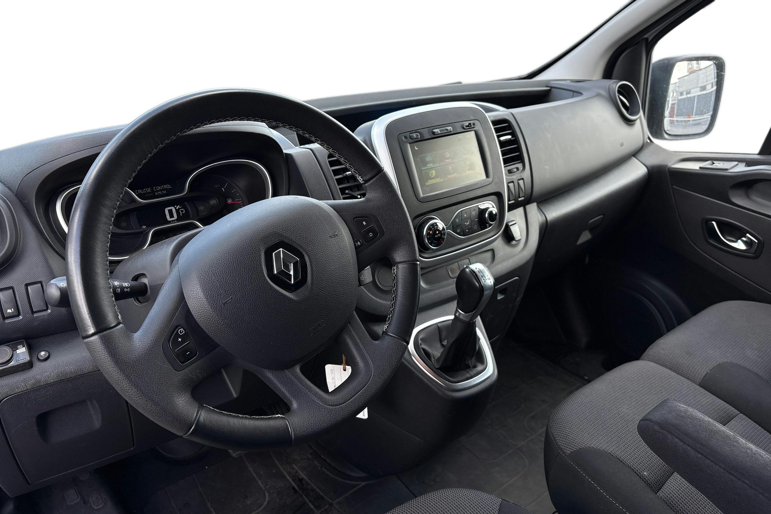 valkoinen Renault Trafic 2021 kuva 3.