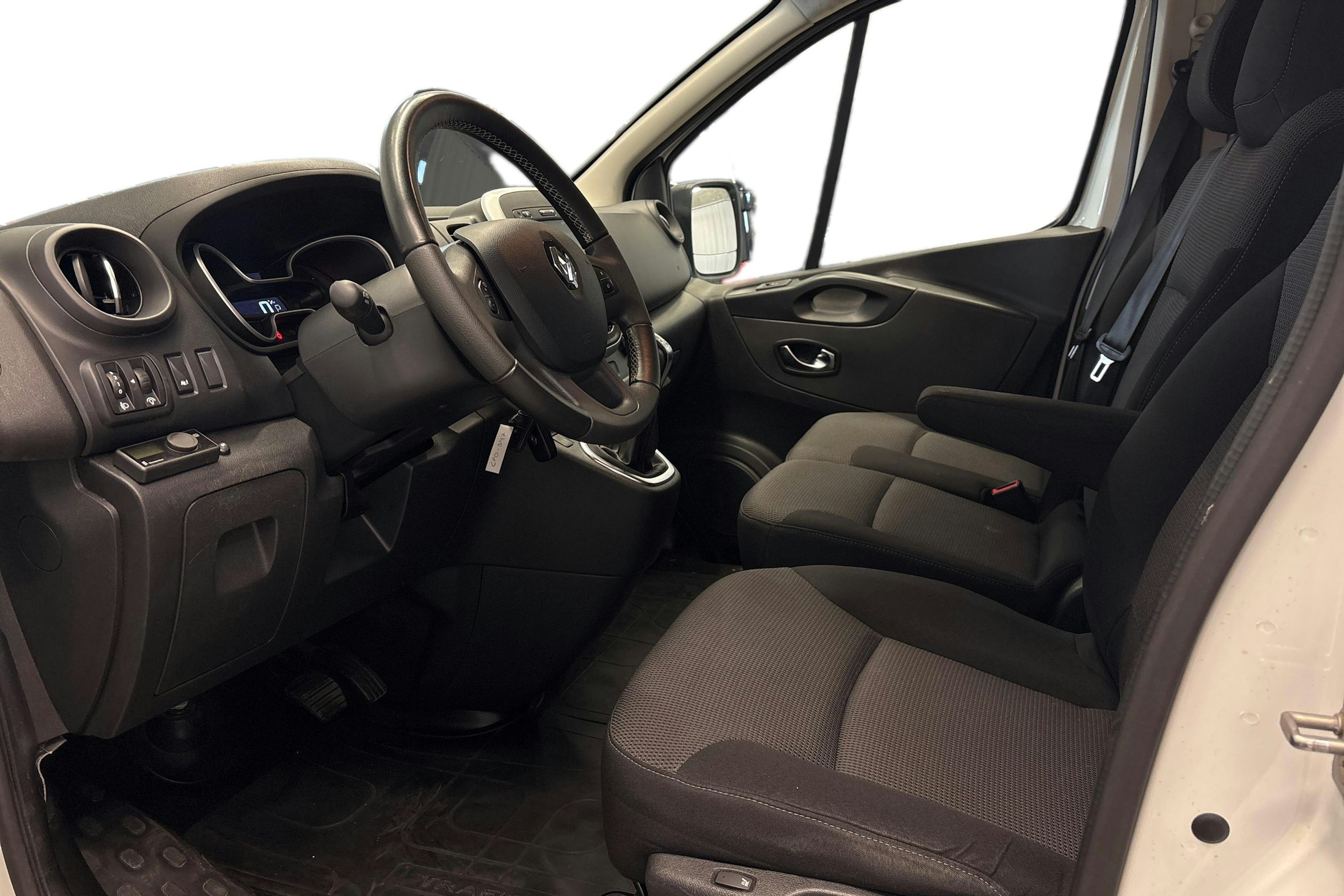 valkoinen Renault Trafic 2021 kuva 6.