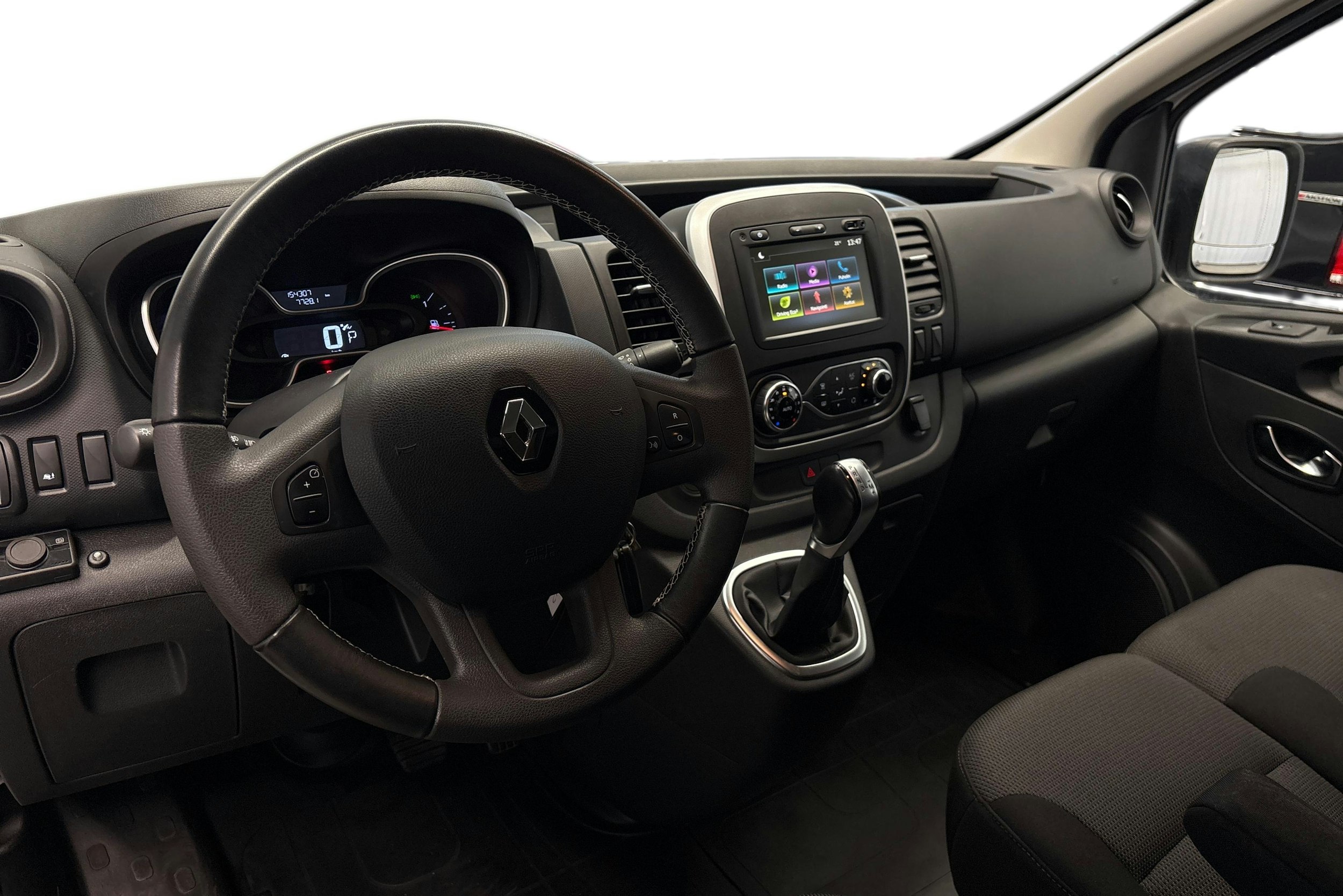 valkoinen Renault Trafic 2021 kuva 7.