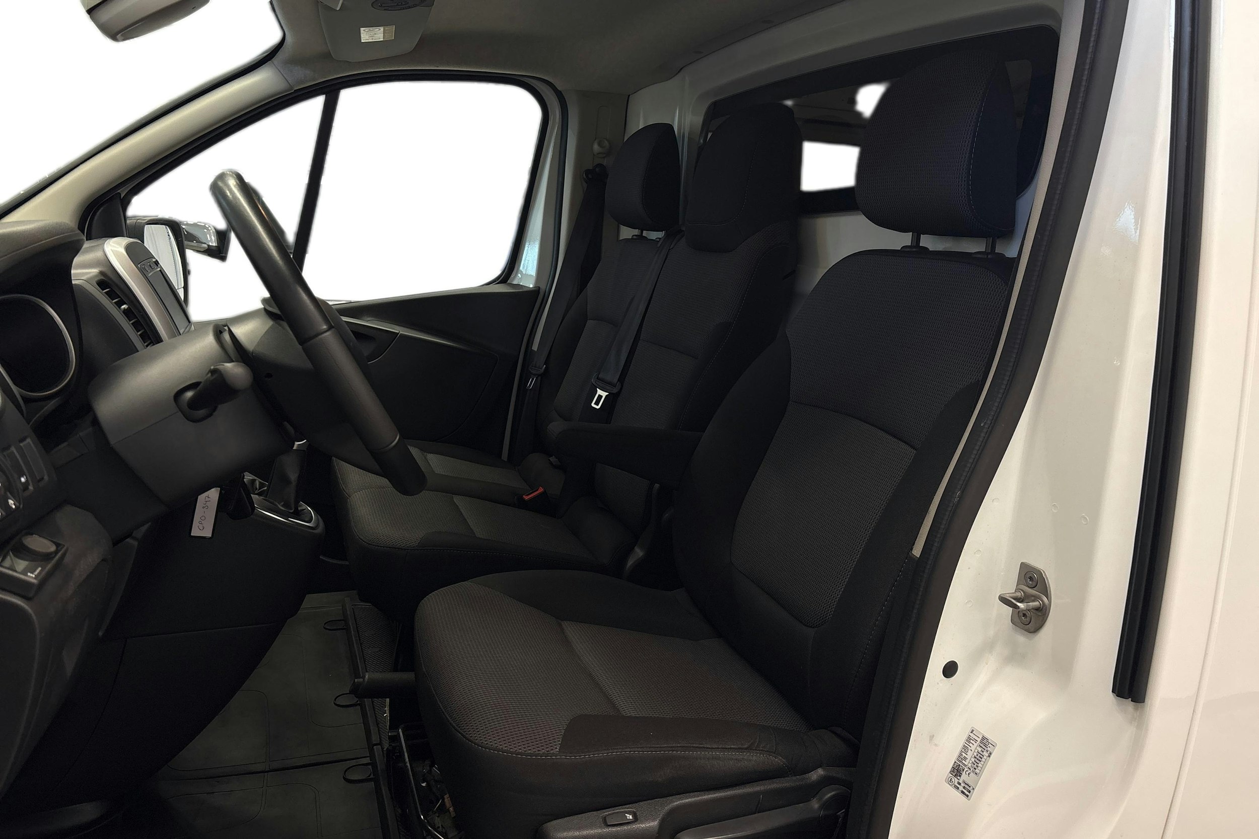 valkoinen Renault Trafic 2021 kuva 8.