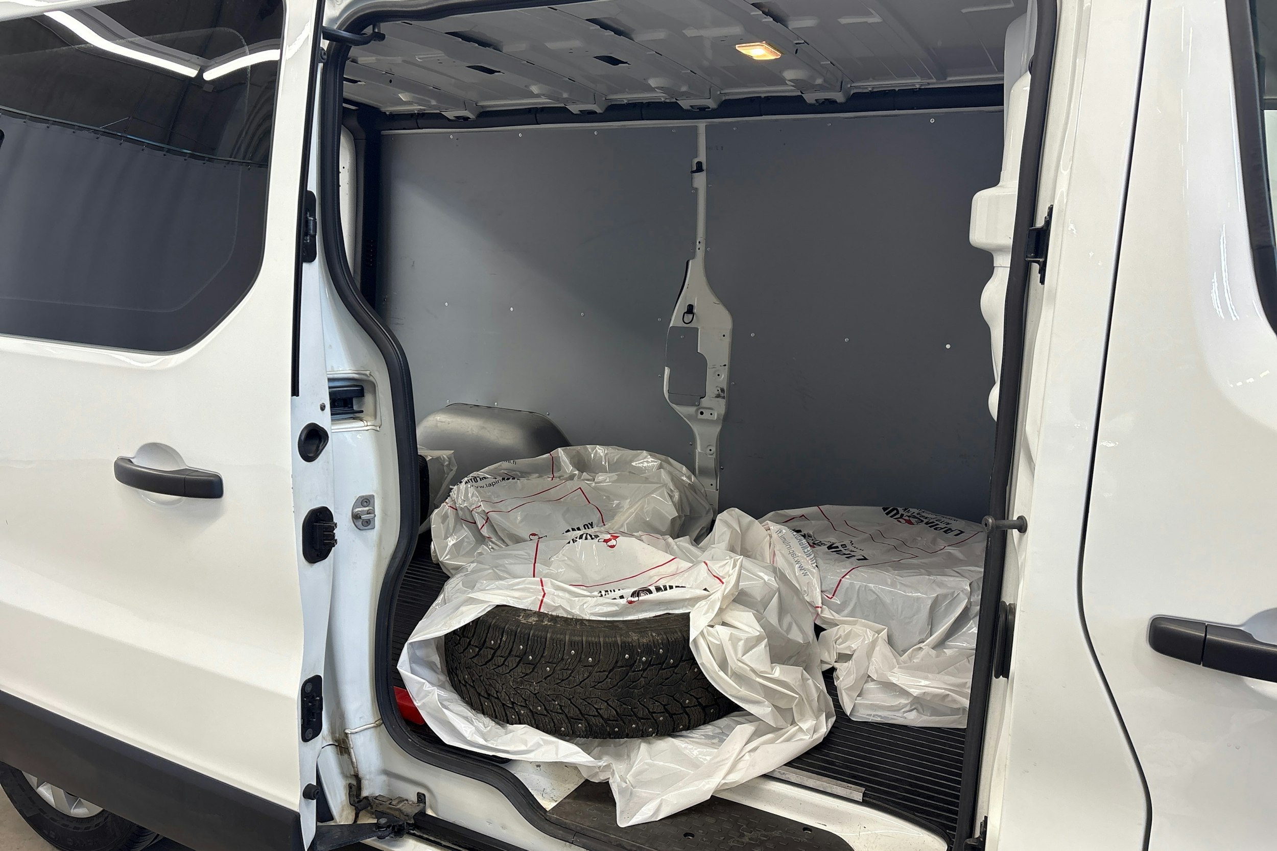 valkoinen Renault Trafic 2021 kuva 10.