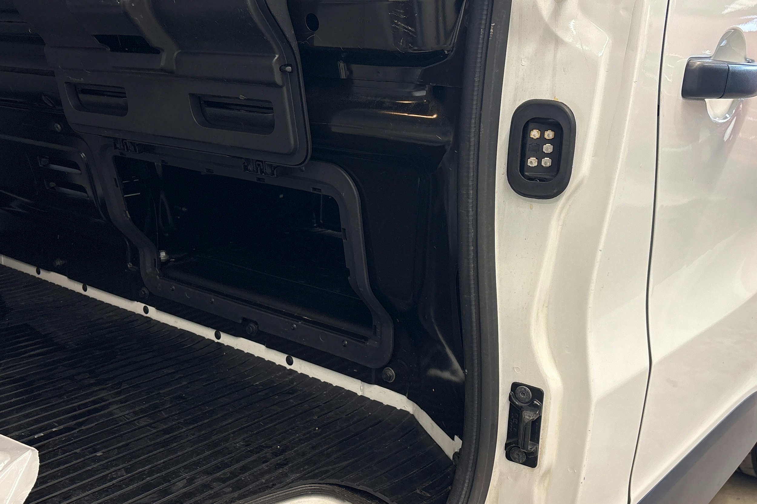 valkoinen Renault Trafic 2021 kuva 11.