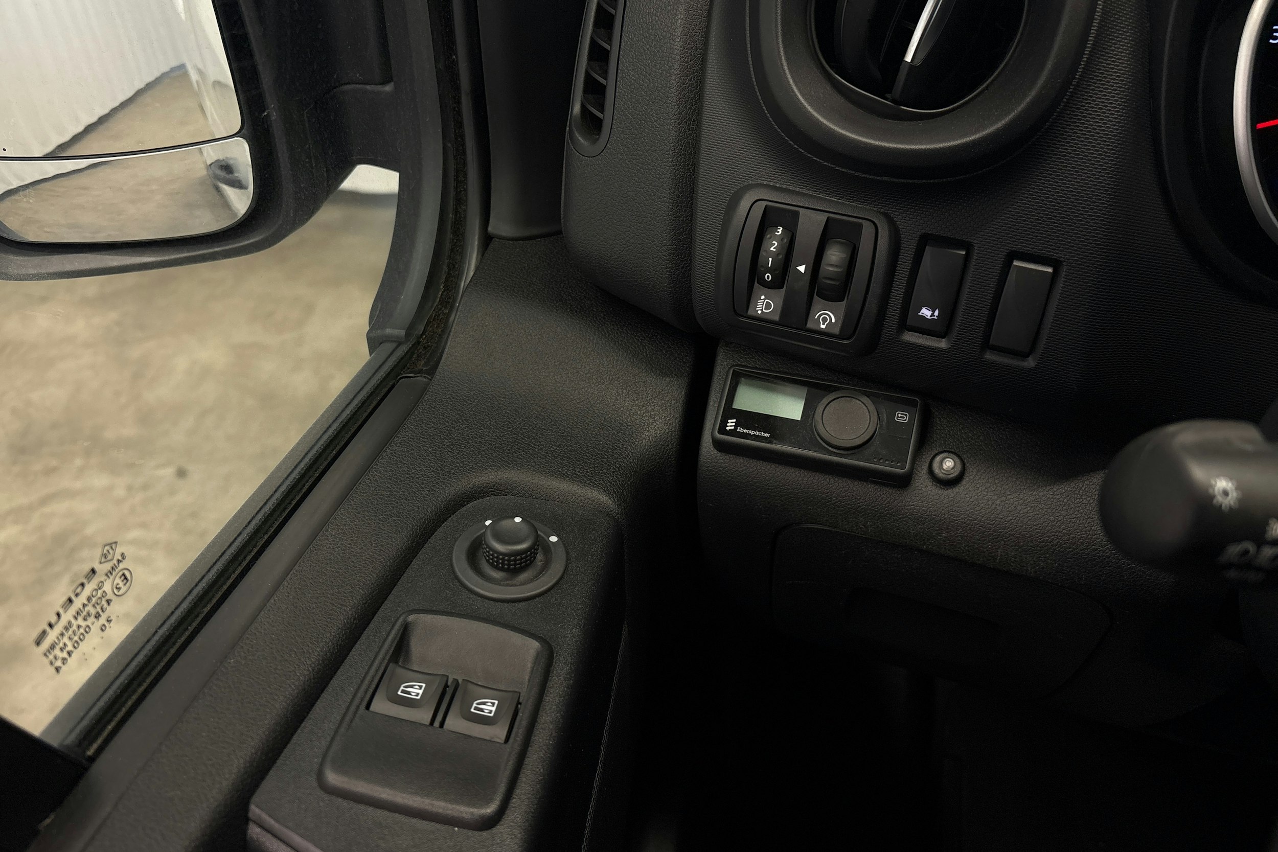 valkoinen Renault Trafic 2021 kuva 12.