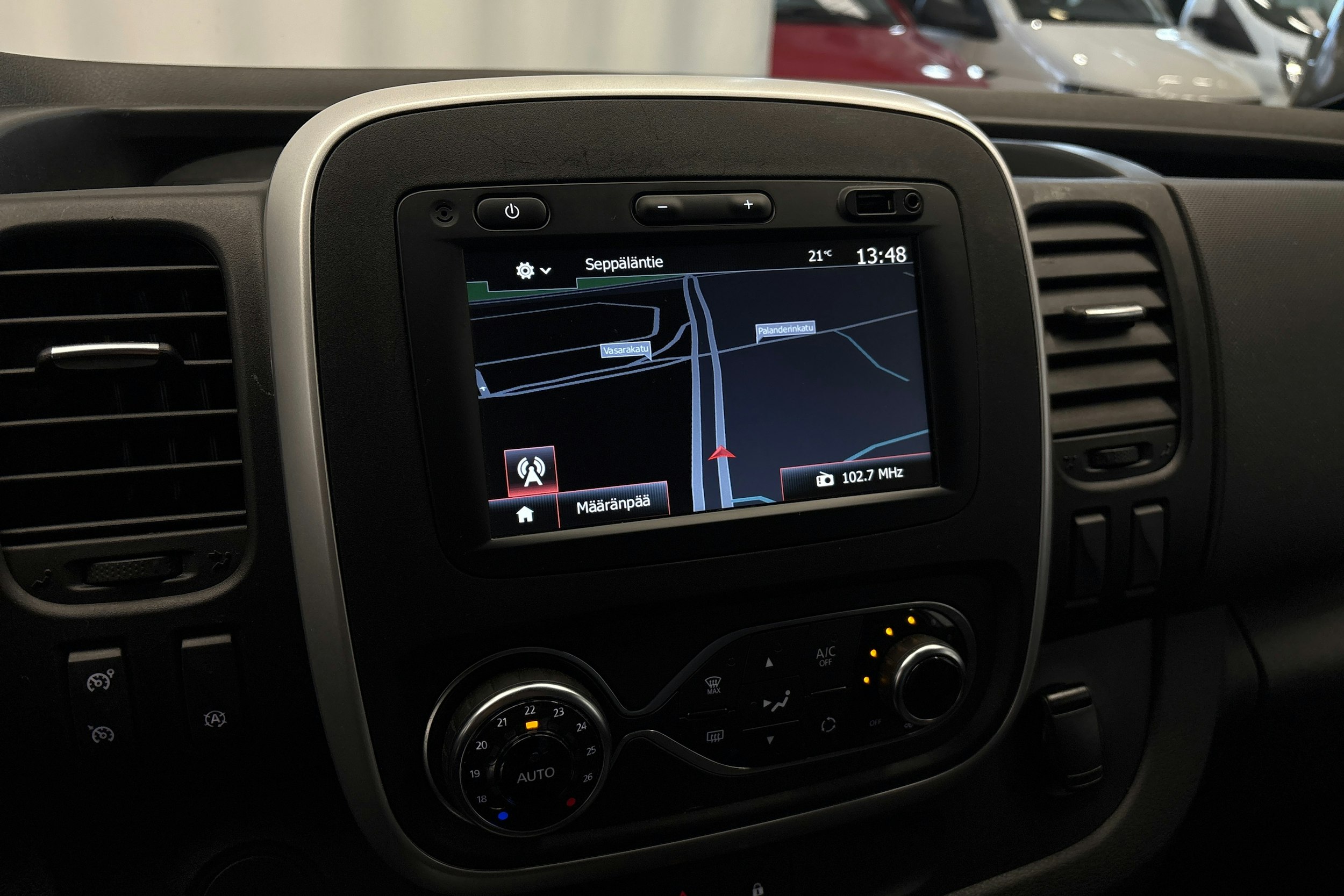 valkoinen Renault Trafic 2021 kuva 15.