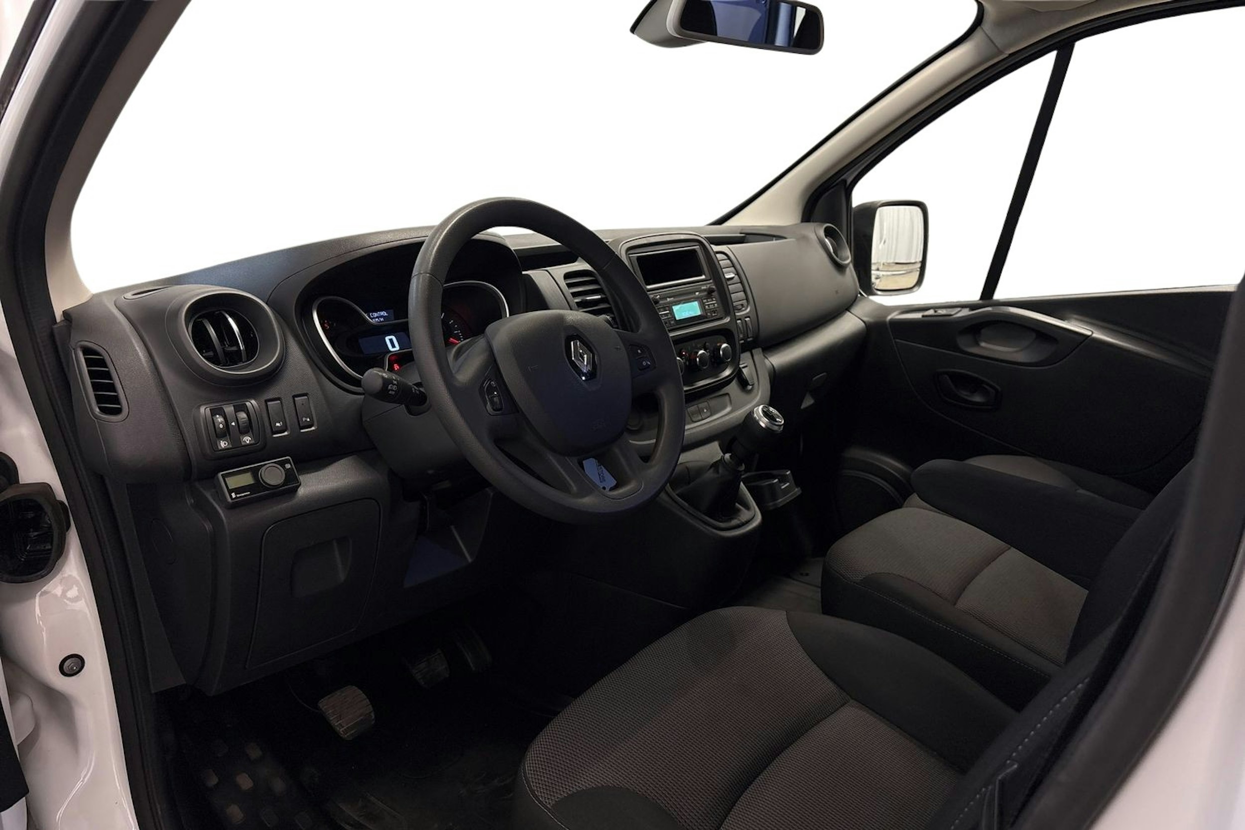 valkoinen Renault Trafic 2021 kuva 6.