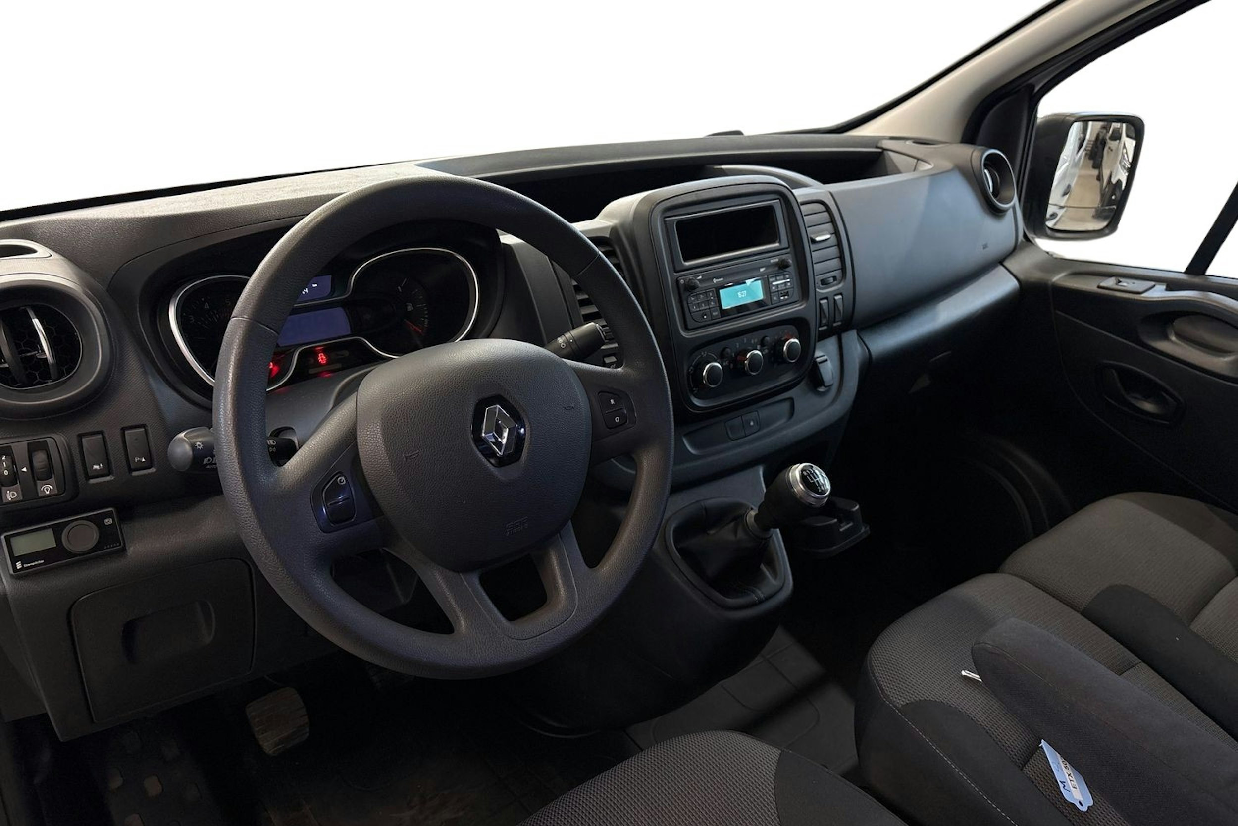 valkoinen Renault Trafic 2021 kuva 7.
