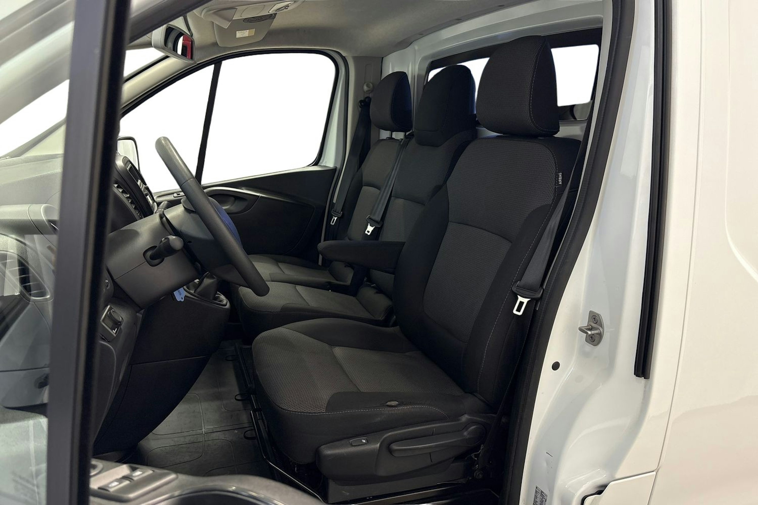 valkoinen Renault Trafic 2021 kuva 8.