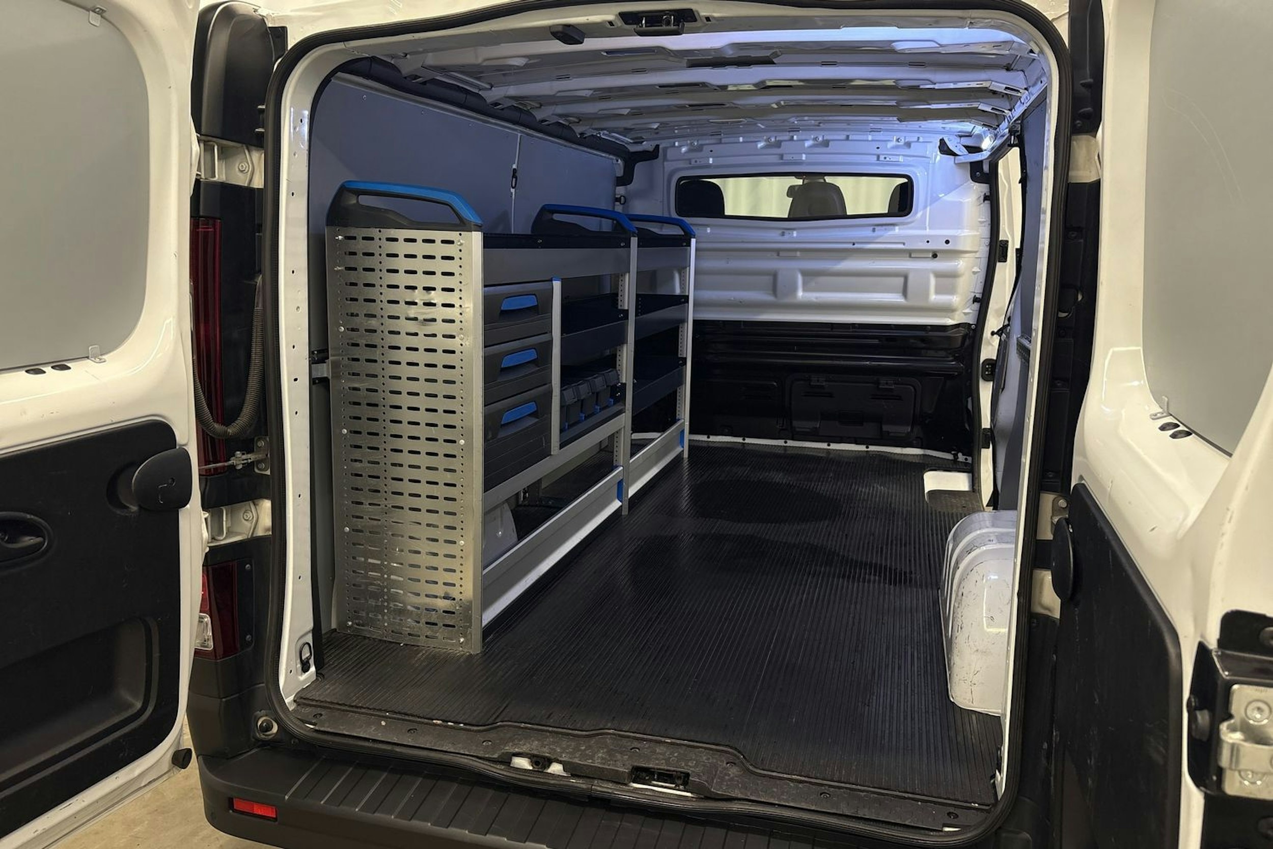 valkoinen Renault Trafic 2021 kuva 10.