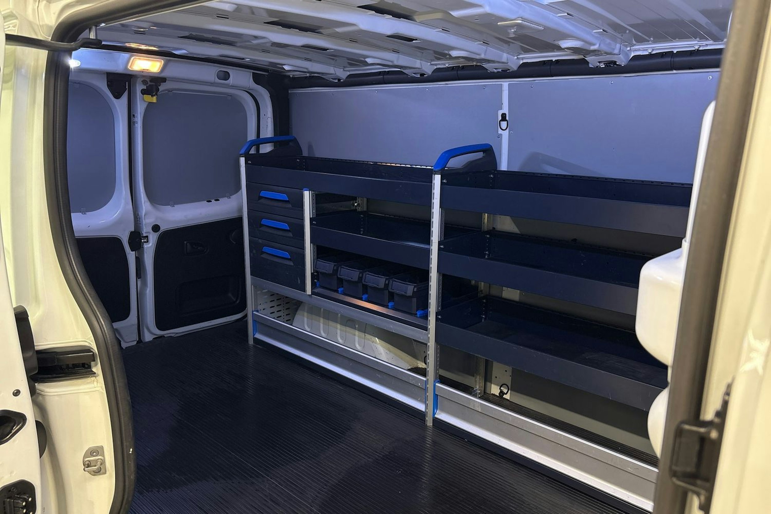 valkoinen Renault Trafic 2021 kuva 11.