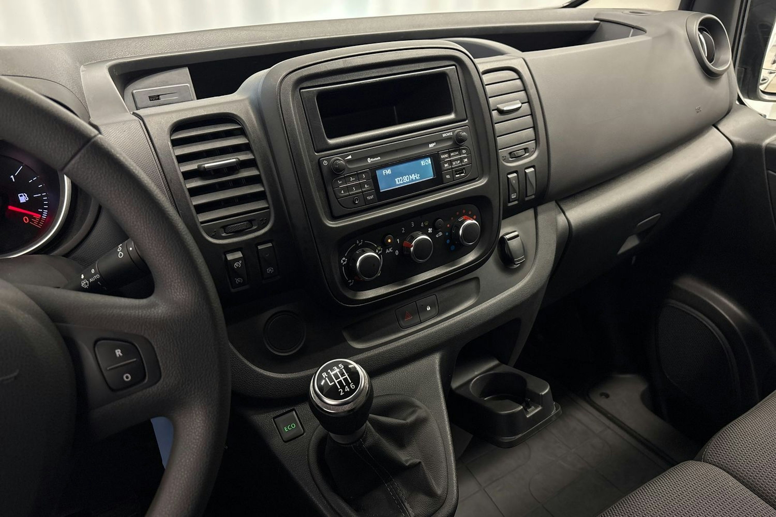 valkoinen Renault Trafic 2021 kuva 15.