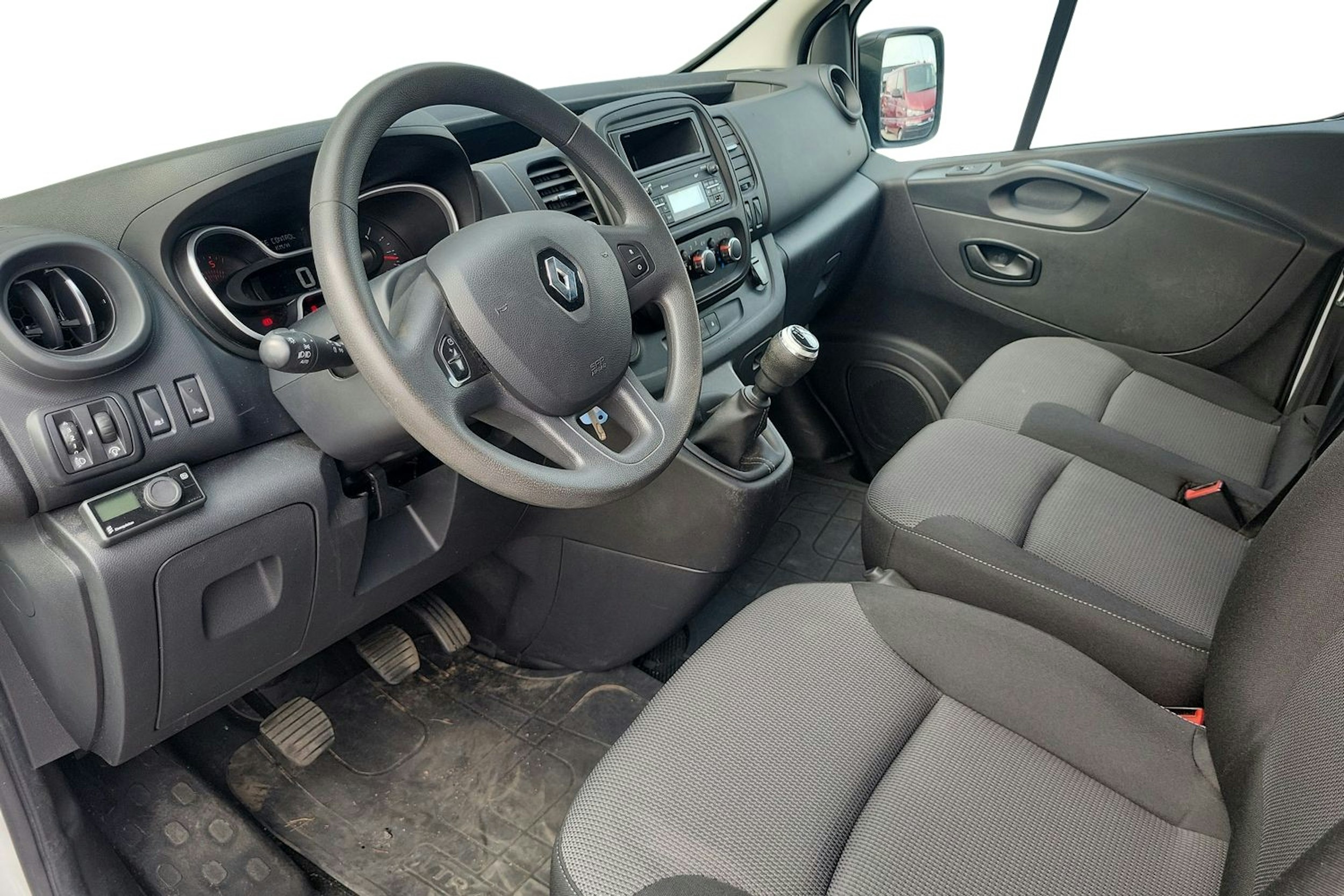 Valkoinen Renault Trafic 2021 kuva 3.