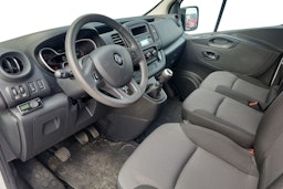 Valkoinen Renault Trafic 2021 kuva 3.
