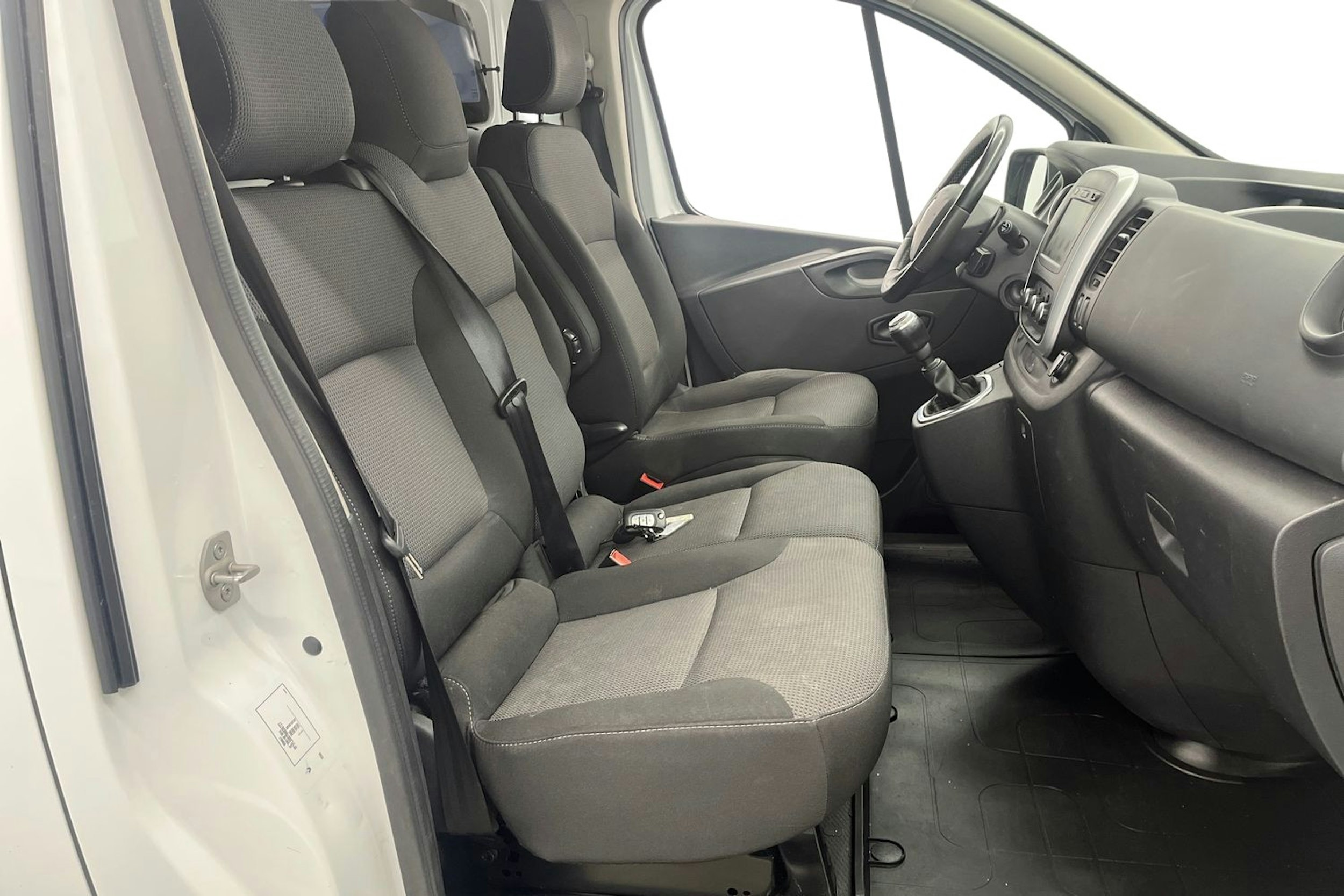 valkoinen Renault Trafic 2021 kuva 10.