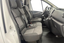 valkoinen Renault Trafic 2021 kuva 10.