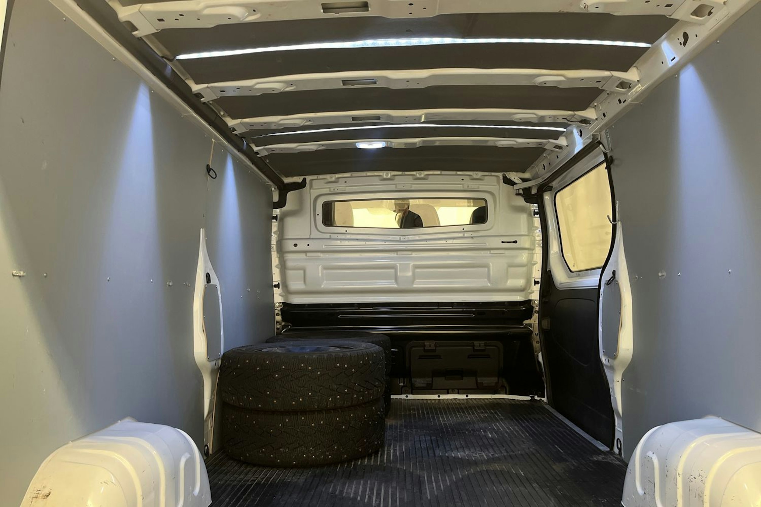valkoinen Renault Trafic 2021 kuva 15.