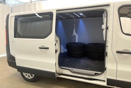valkoinen Renault Trafic 2021 kuva 16.