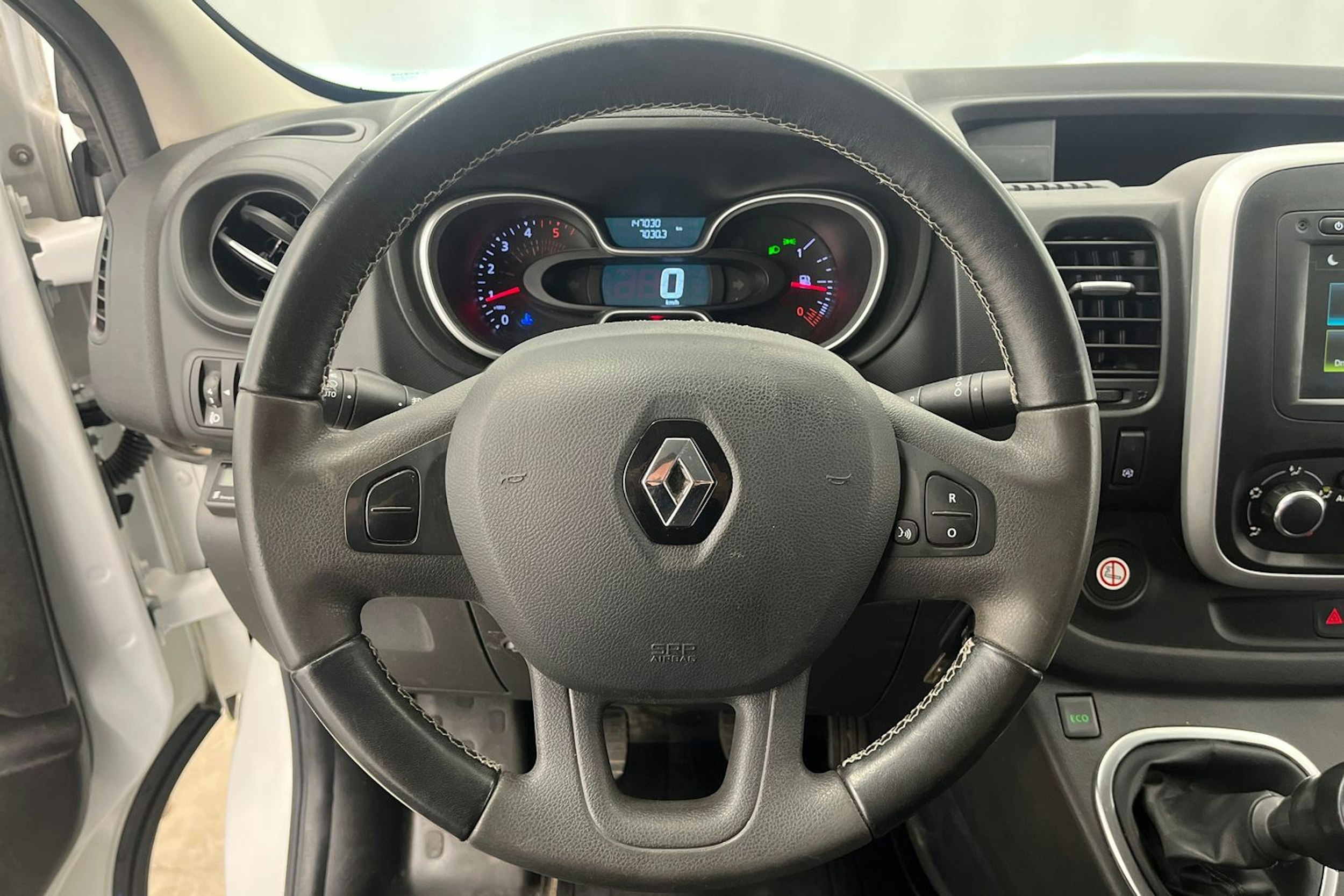 valkoinen Renault Trafic 2021 kuva 19.