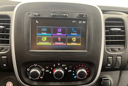 valkoinen Renault Trafic 2021 kuva 22.