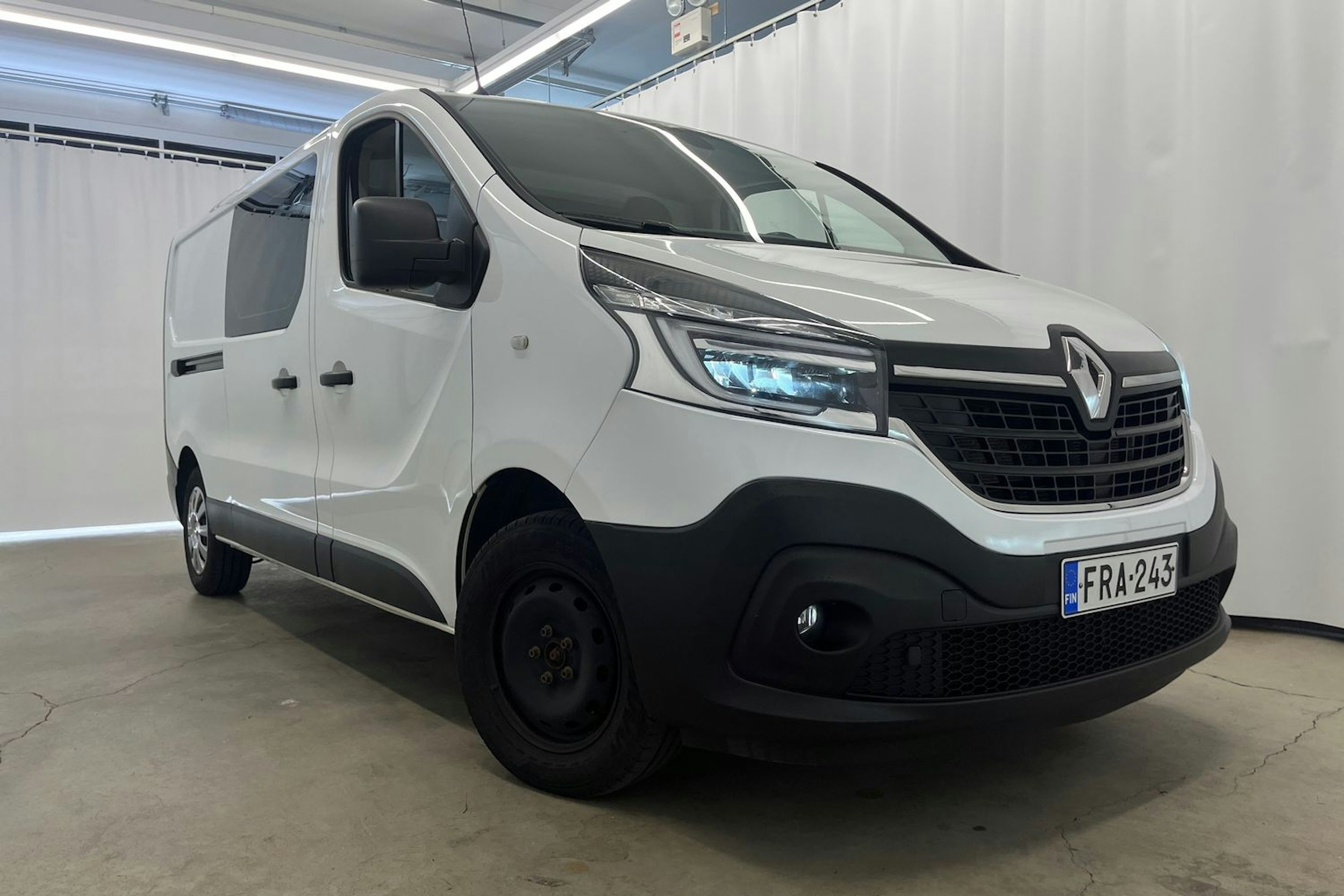 valkoinen Renault Trafic 2021 kuva 27.