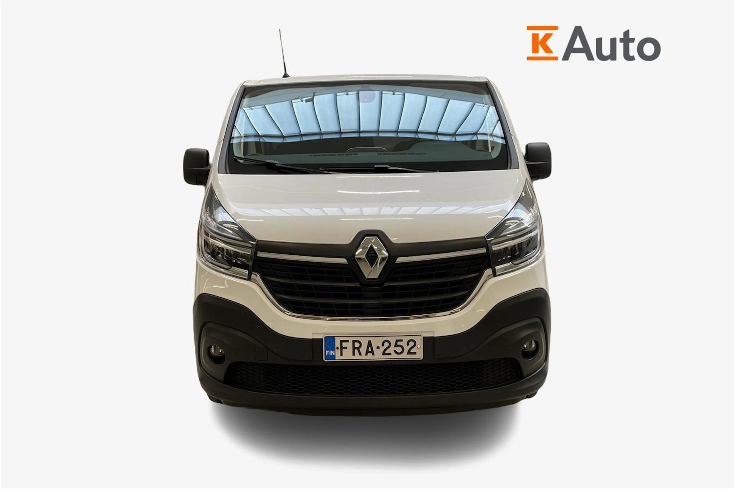 valkoinen Renault Trafic 2021 kuva 5.