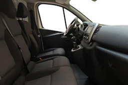 valkoinen Renault Trafic 2021 kuva 11.