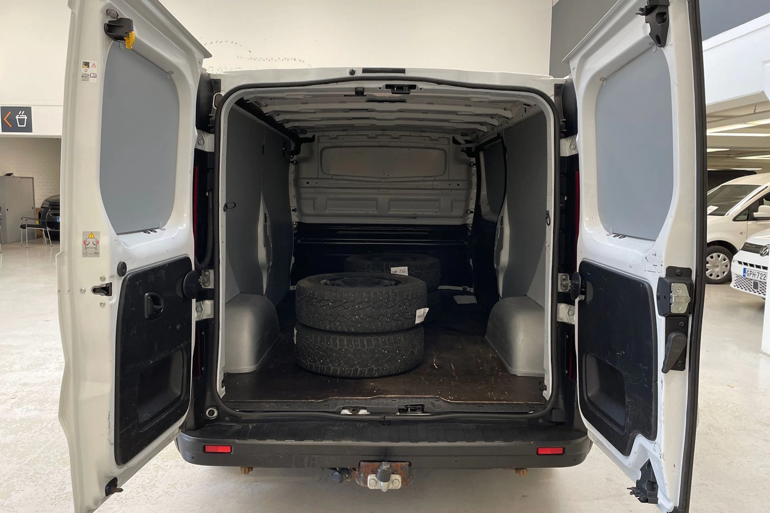 valkoinen Renault Trafic 2021 kuva 13.