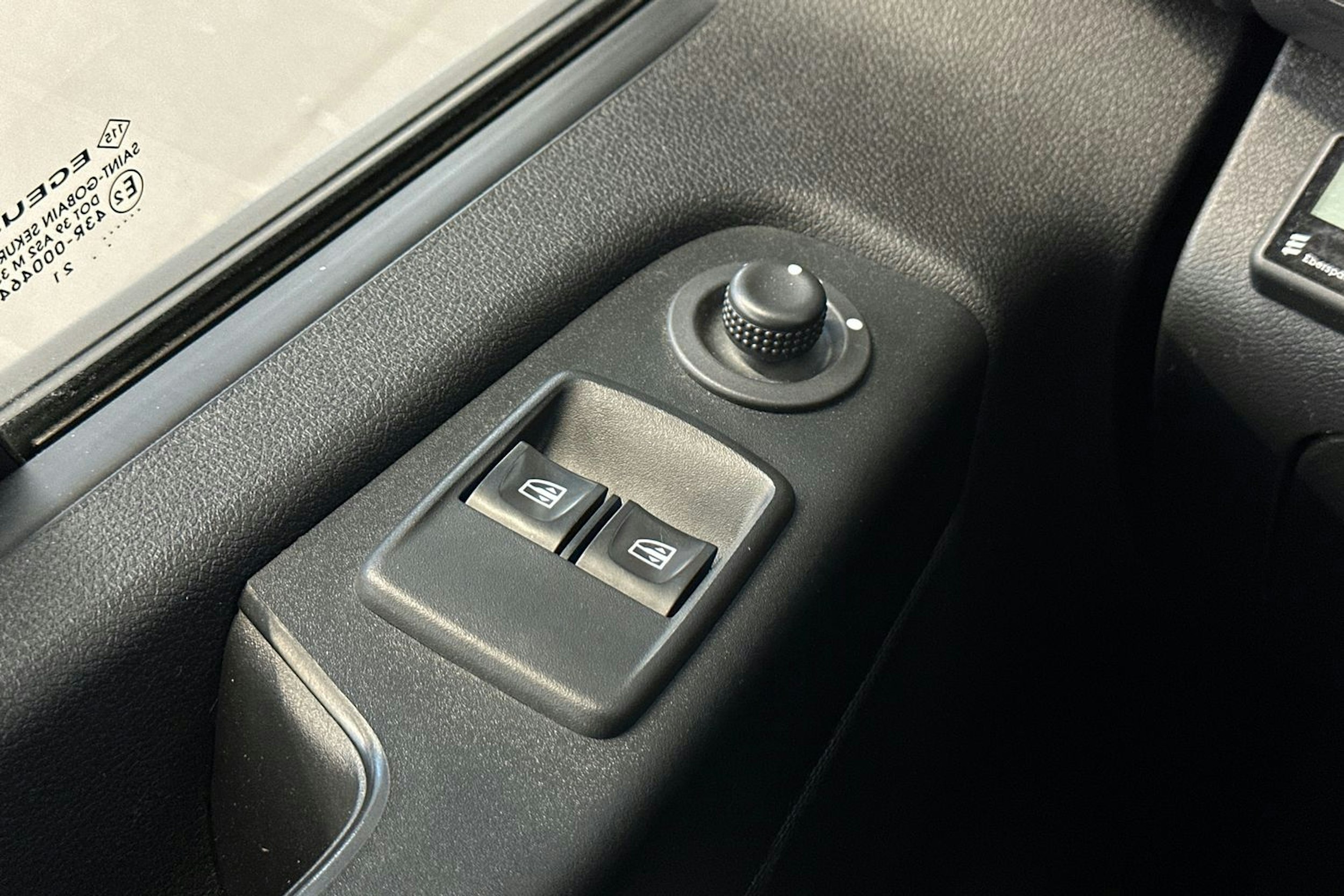 valkoinen Renault Trafic 2021 kuva 15.