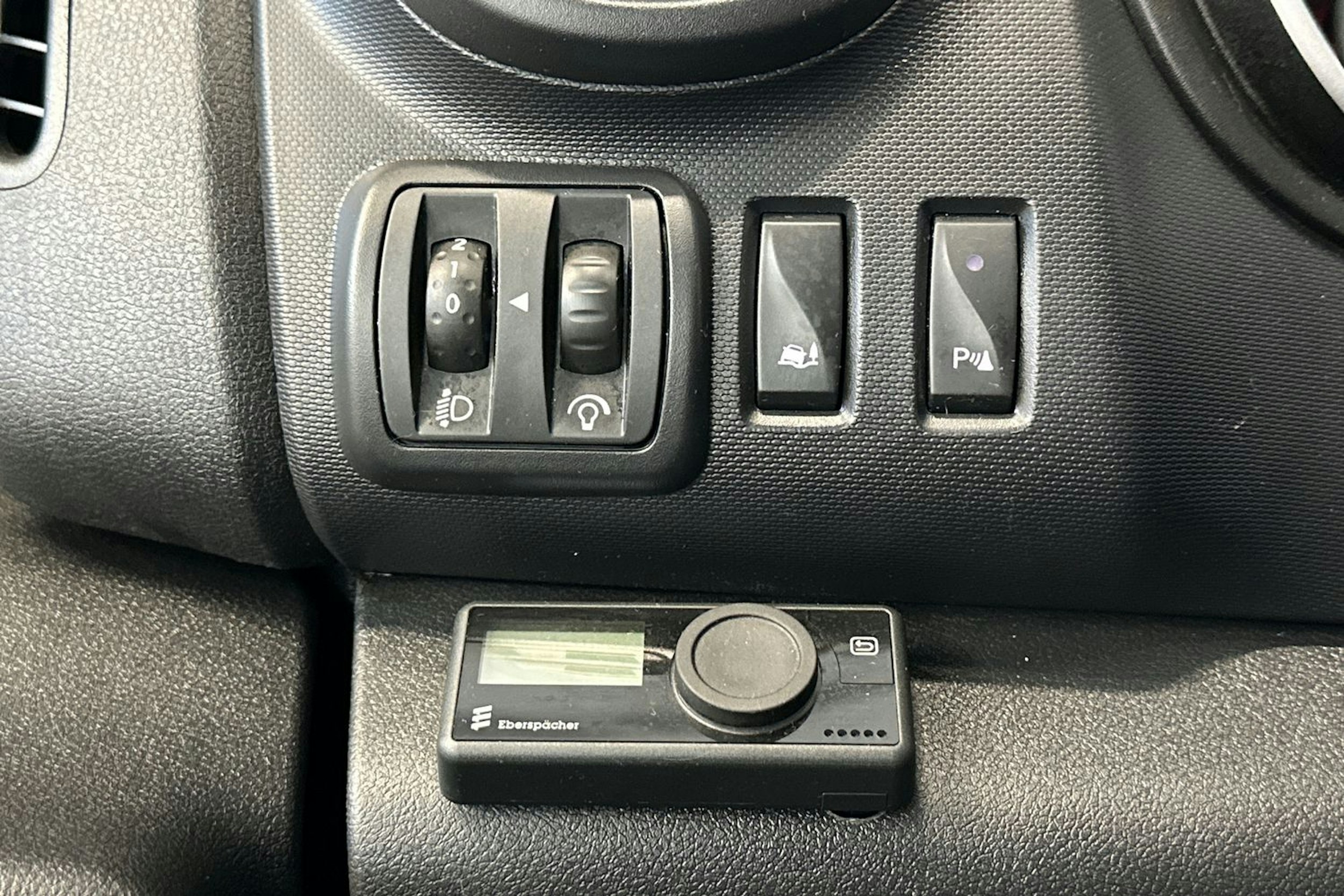 valkoinen Renault Trafic 2021 kuva 16.