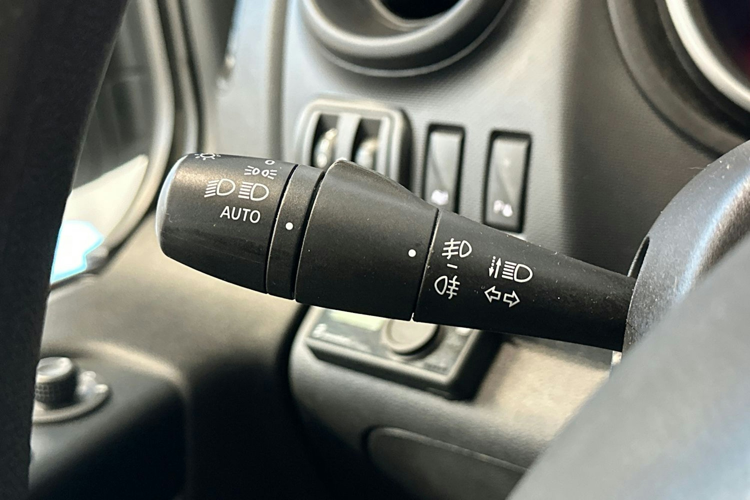 valkoinen Renault Trafic 2021 kuva 17.