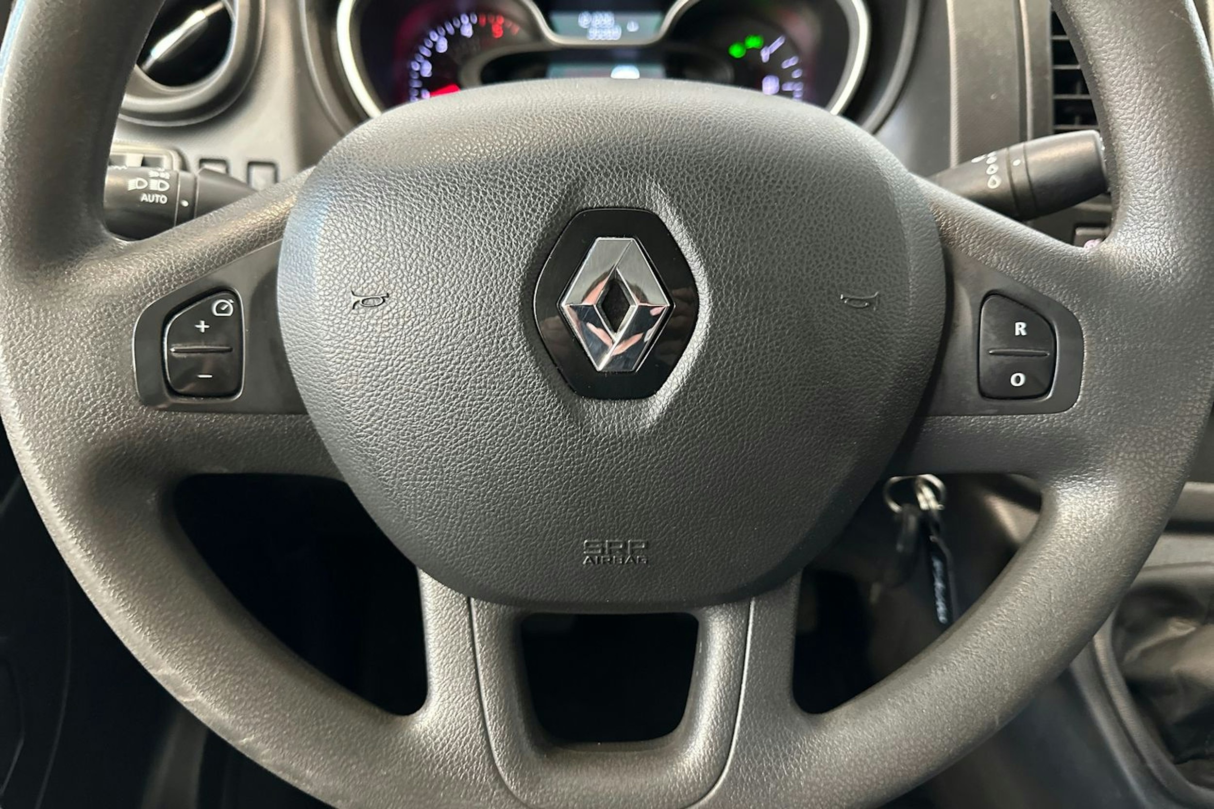 valkoinen Renault Trafic 2021 kuva 18.