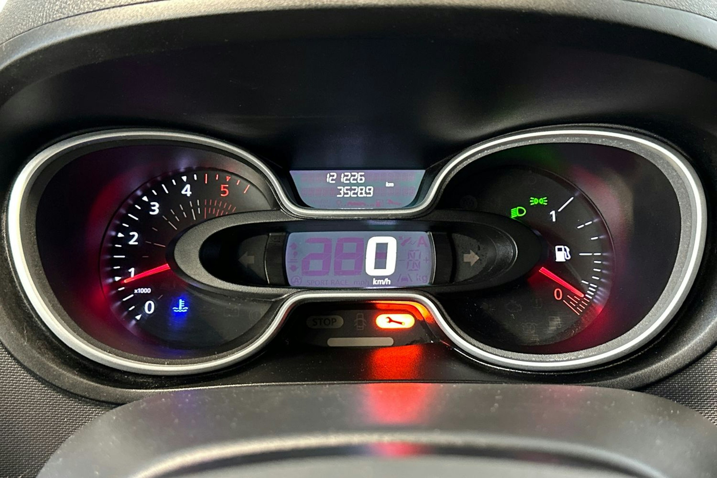 valkoinen Renault Trafic 2021 kuva 21.