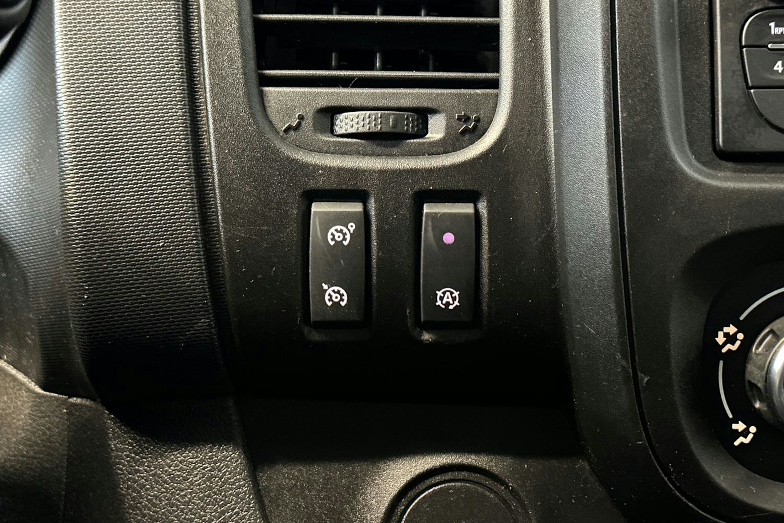 valkoinen Renault Trafic 2021 kuva 22.