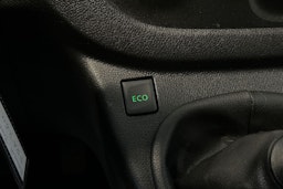 valkoinen Renault Trafic 2021 kuva 23.