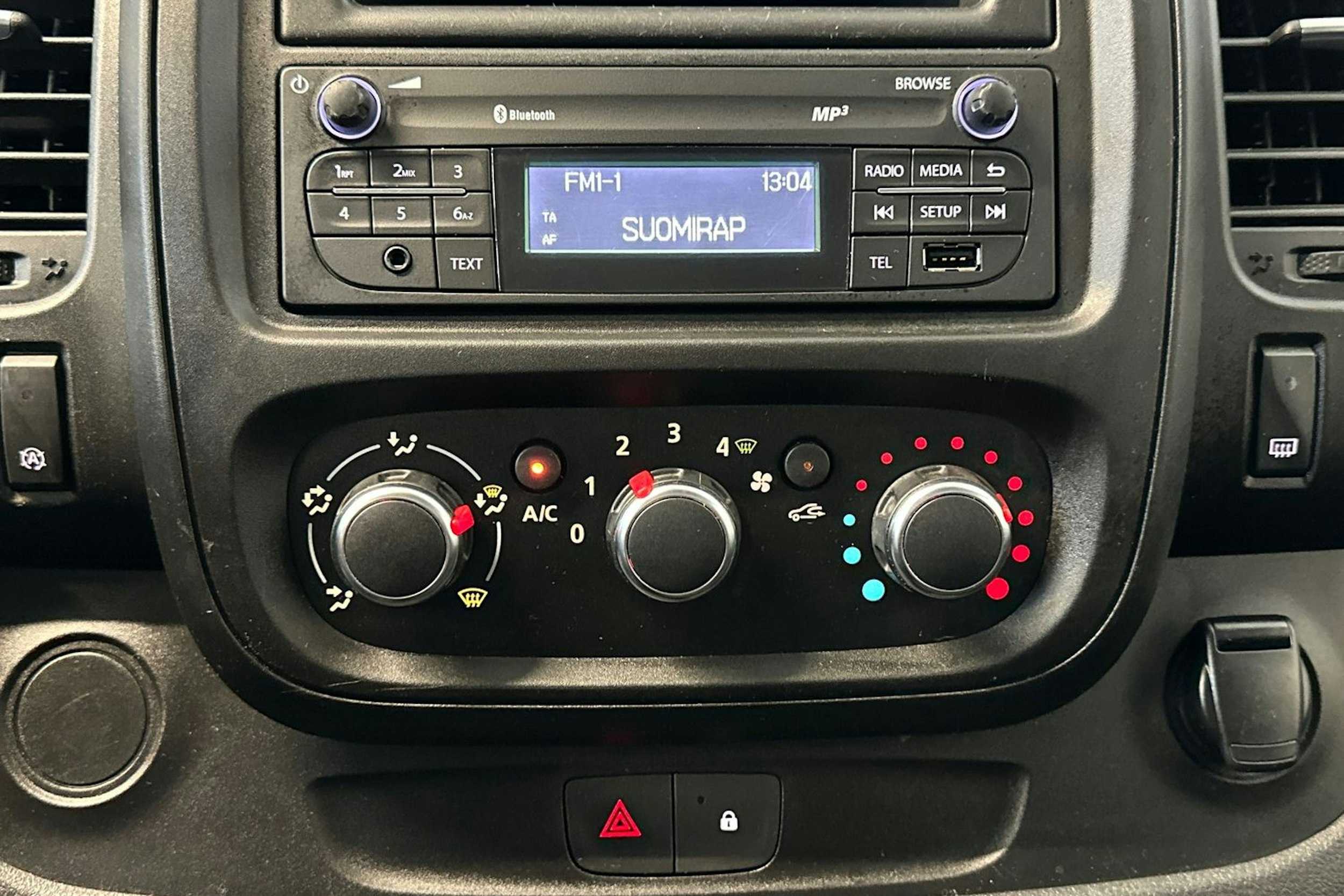 valkoinen Renault Trafic 2021 kuva 24.