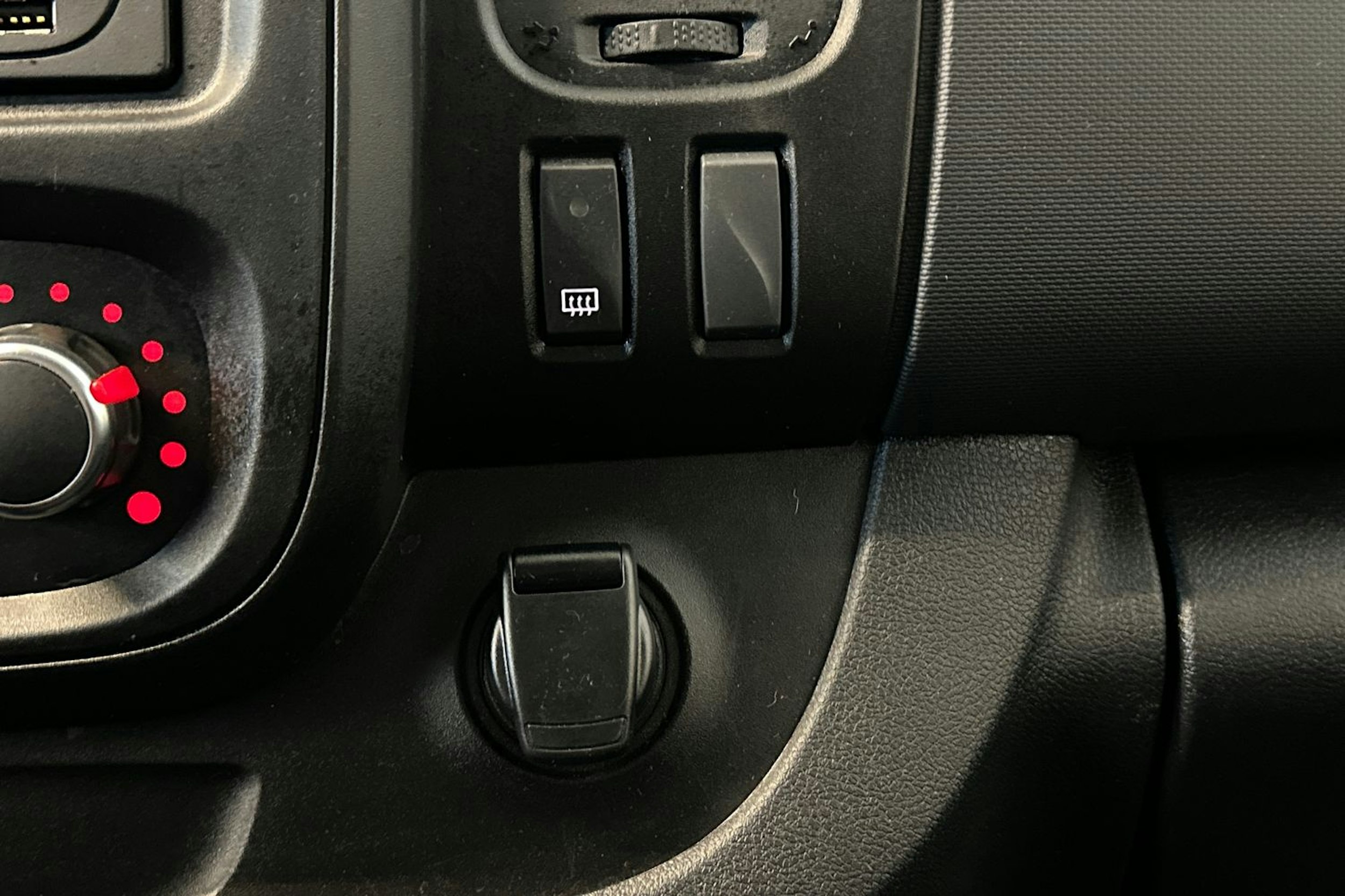 valkoinen Renault Trafic 2021 kuva 25.