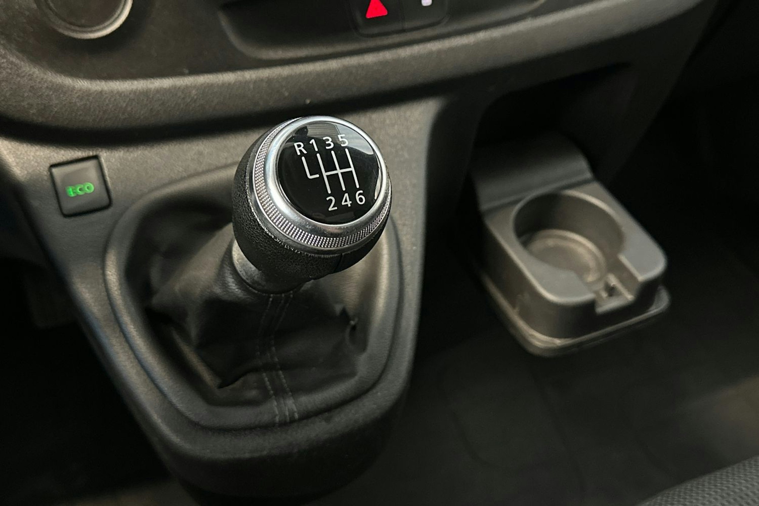 valkoinen Renault Trafic 2021 kuva 26.