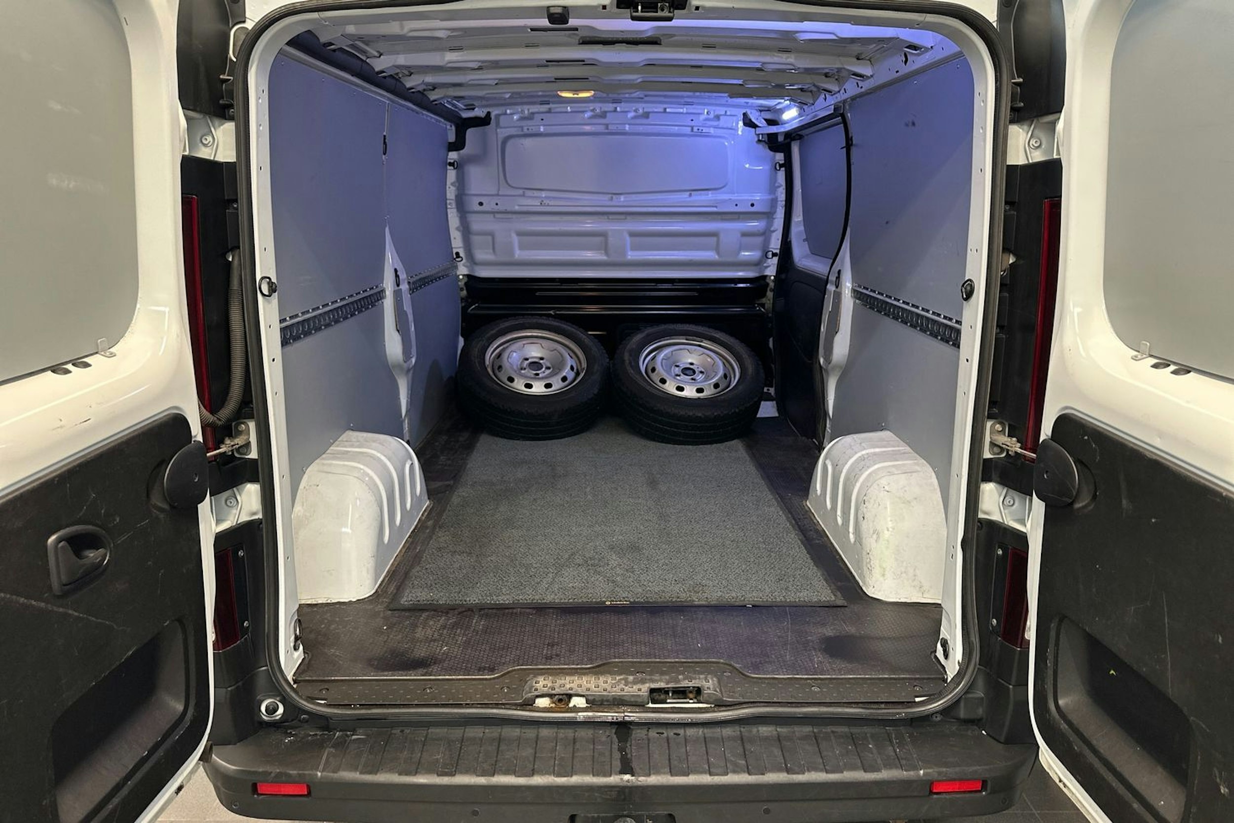 valkoinen Renault Trafic 2021 kuva 27.