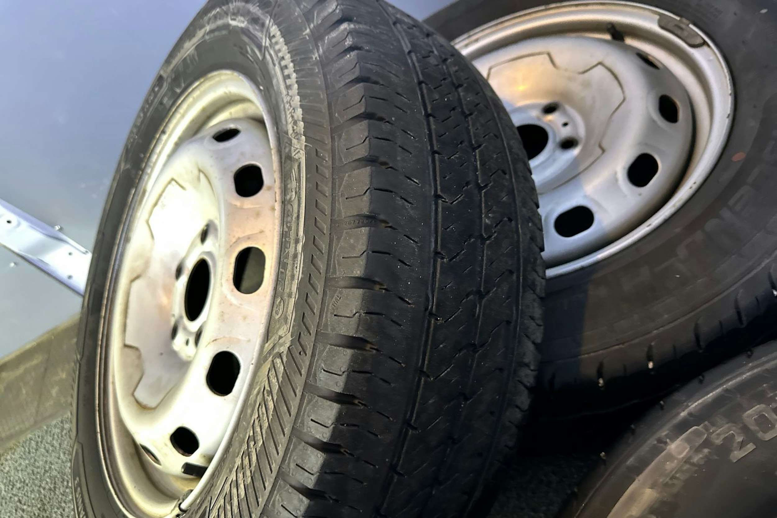 valkoinen Renault Trafic 2021 kuva 32.