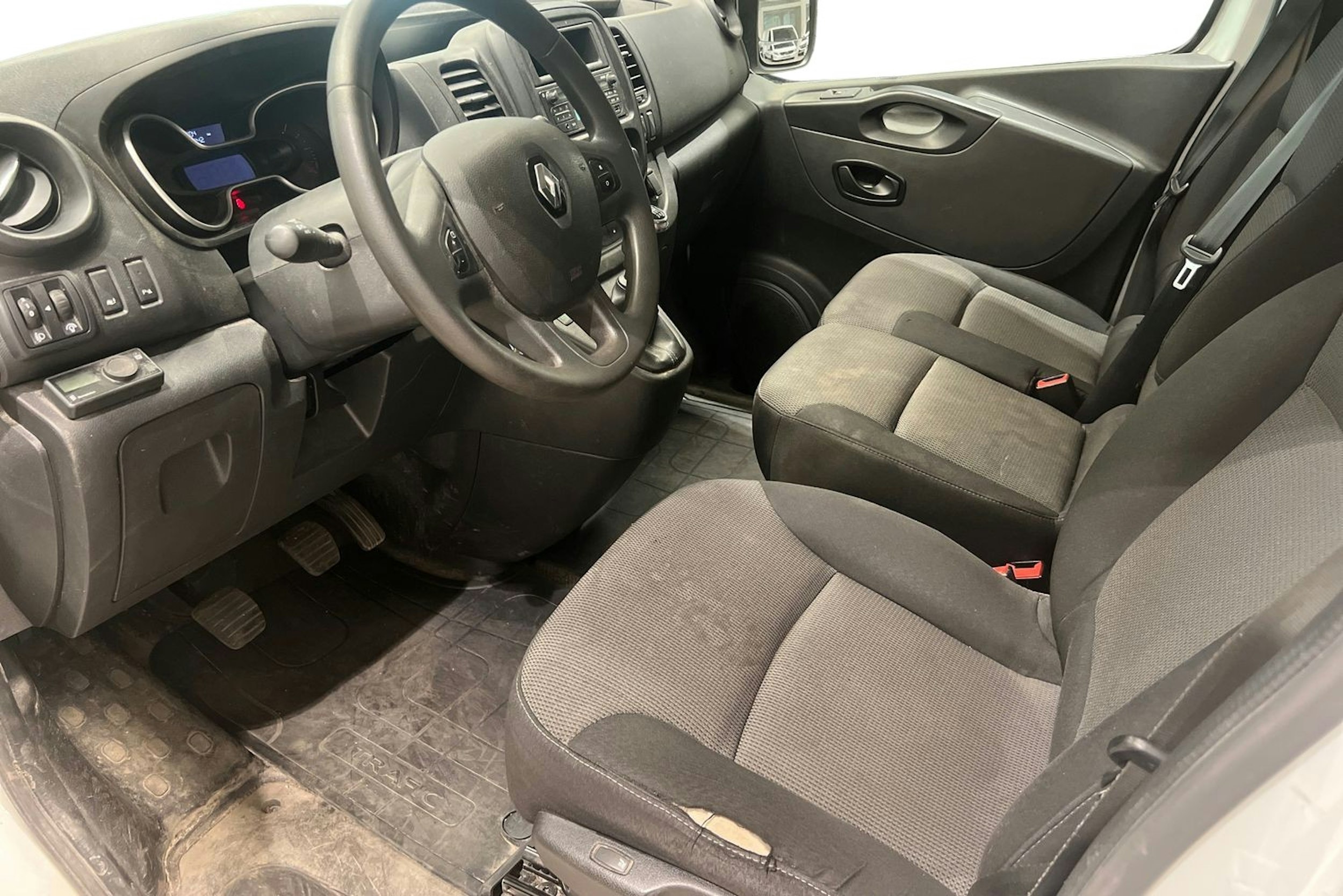 Valkoinen Renault Trafic 2021 kuva 3.