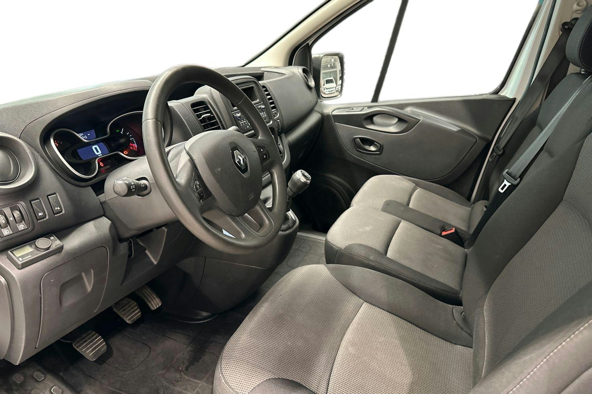 Valkoinen Renault Trafic 2021 kuva 6.