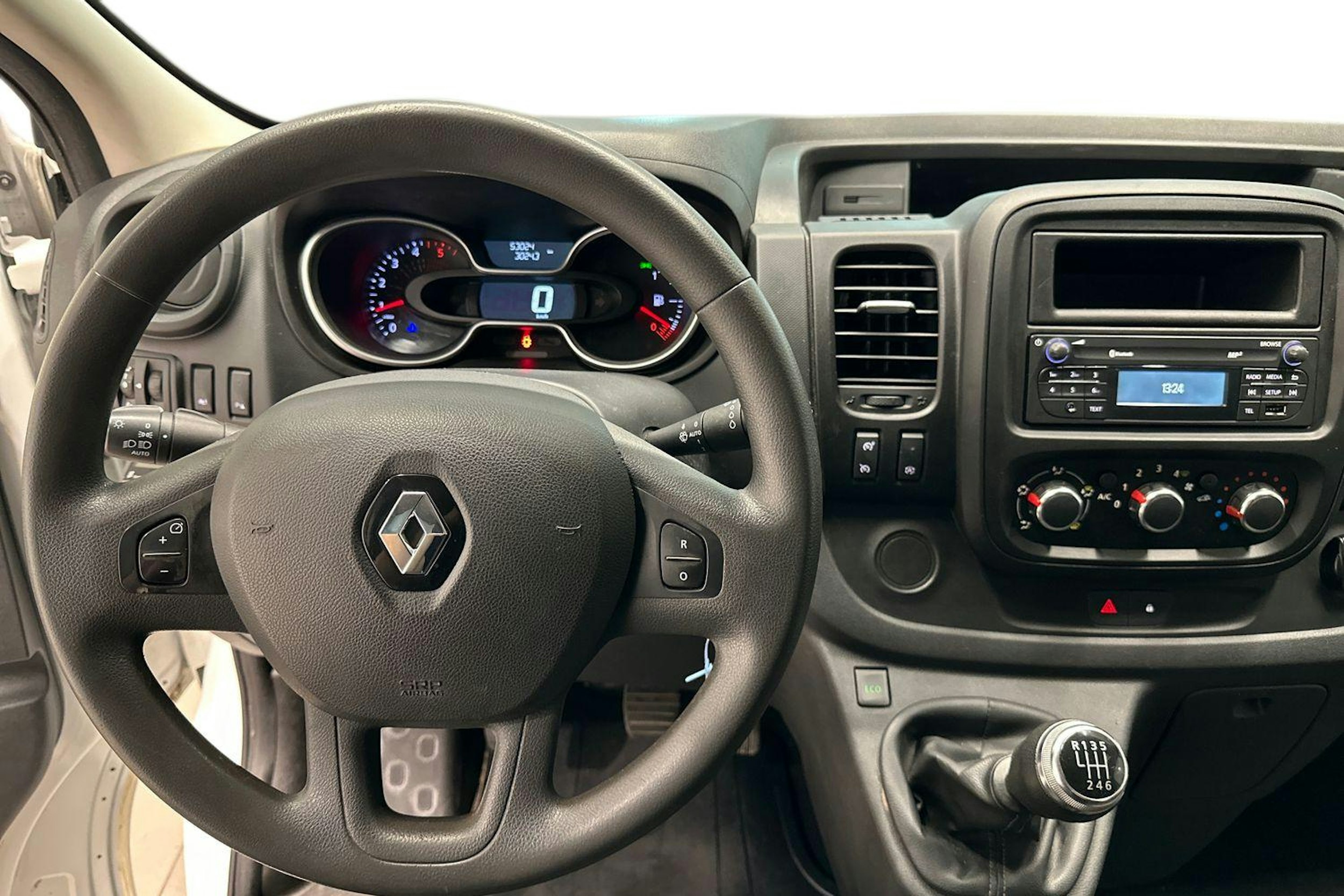 Valkoinen Renault Trafic 2021 kuva 7.